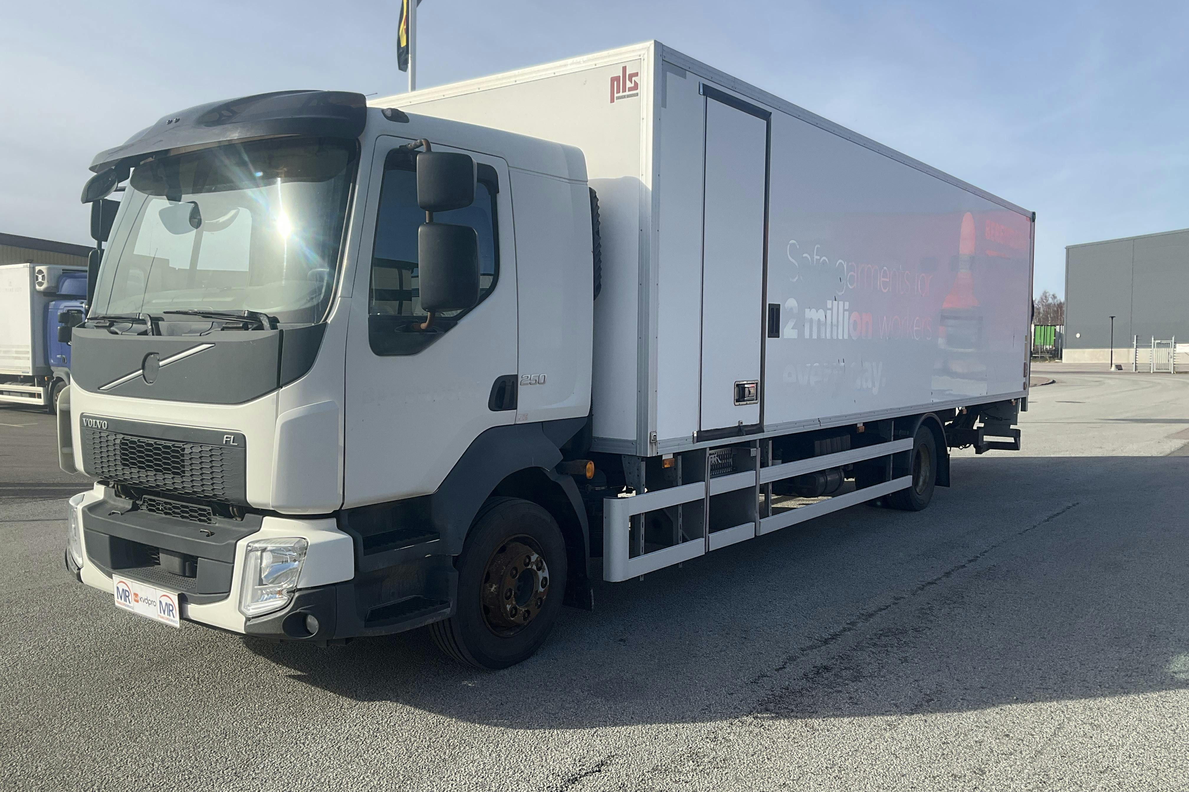 Presentation photo 1 of 45: VOLVO FL250 - 482 667 km - Automatic - white - 2017