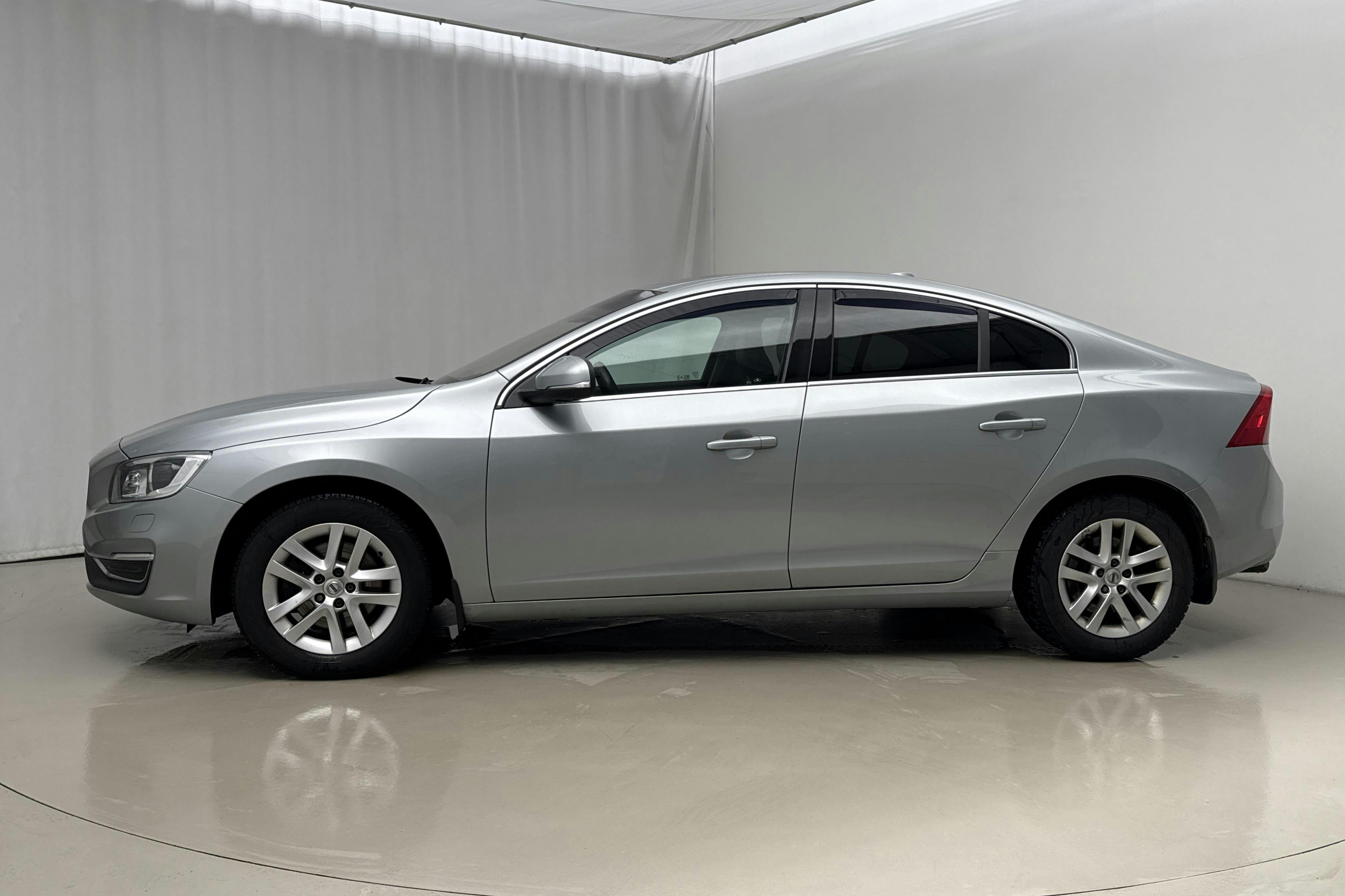 Præsentationsfoto 2 af 19: Volvo S60 T3 (152hk) - 87 930 kilometer - Manuel - Sølv - 2017