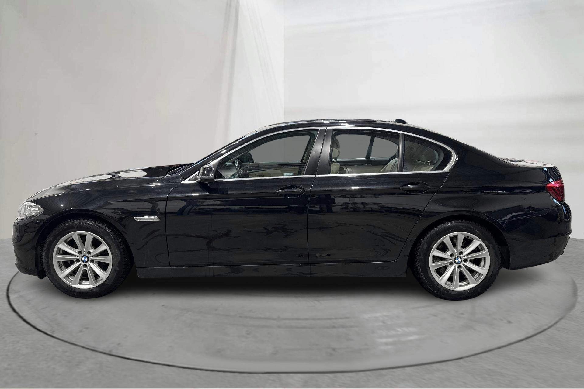 Presentationsfoto 2 av 13: BMW 520d xDrive Sedan, F10 (190hk) - 14 663 mil - Automat - svart - 2016