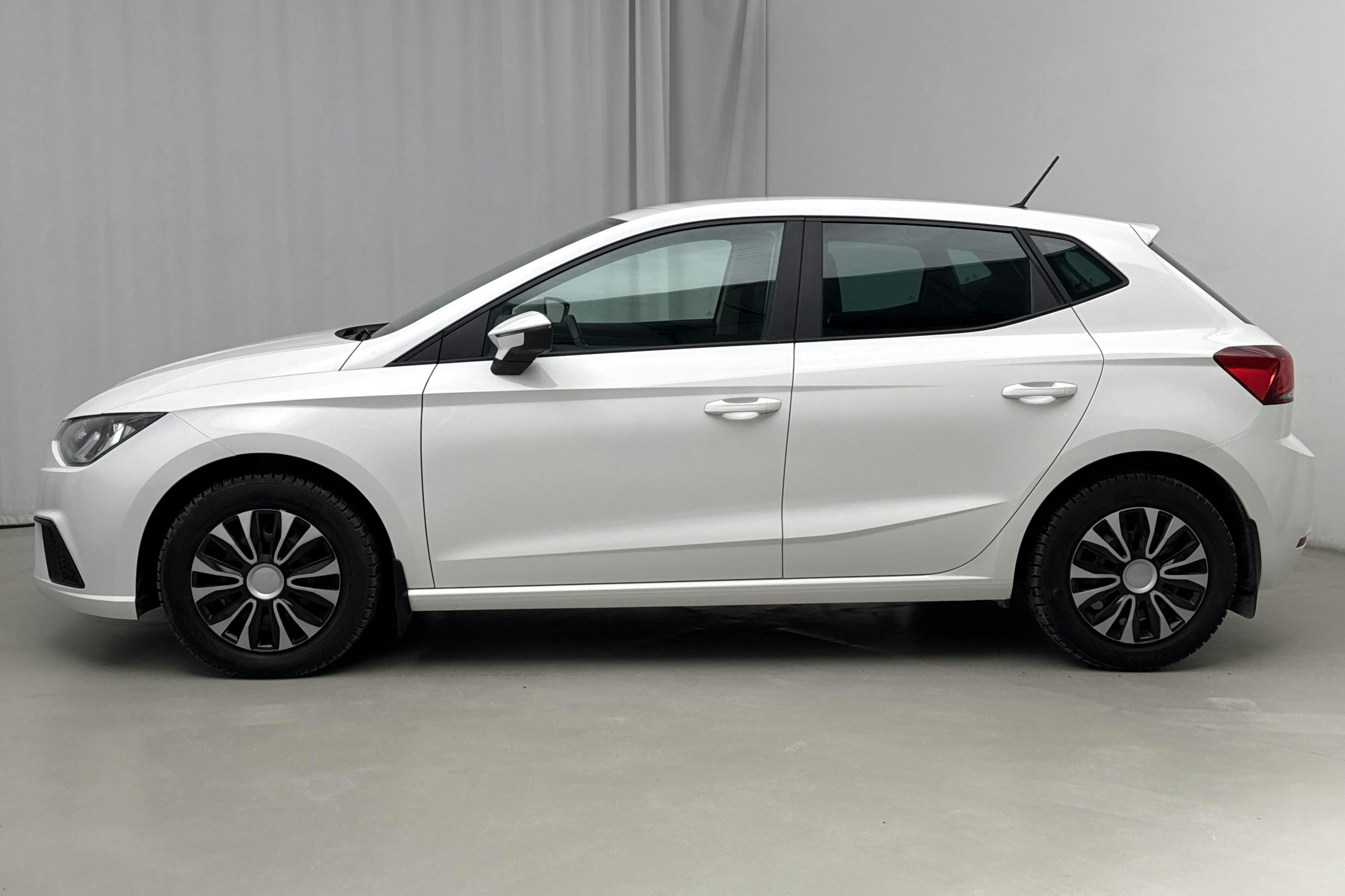 Presentationsfoto 2 av 13: Seat Ibiza 1.0 MPI 5dr (80hk) - 5 336 mil - Manuell - vit - 2019
