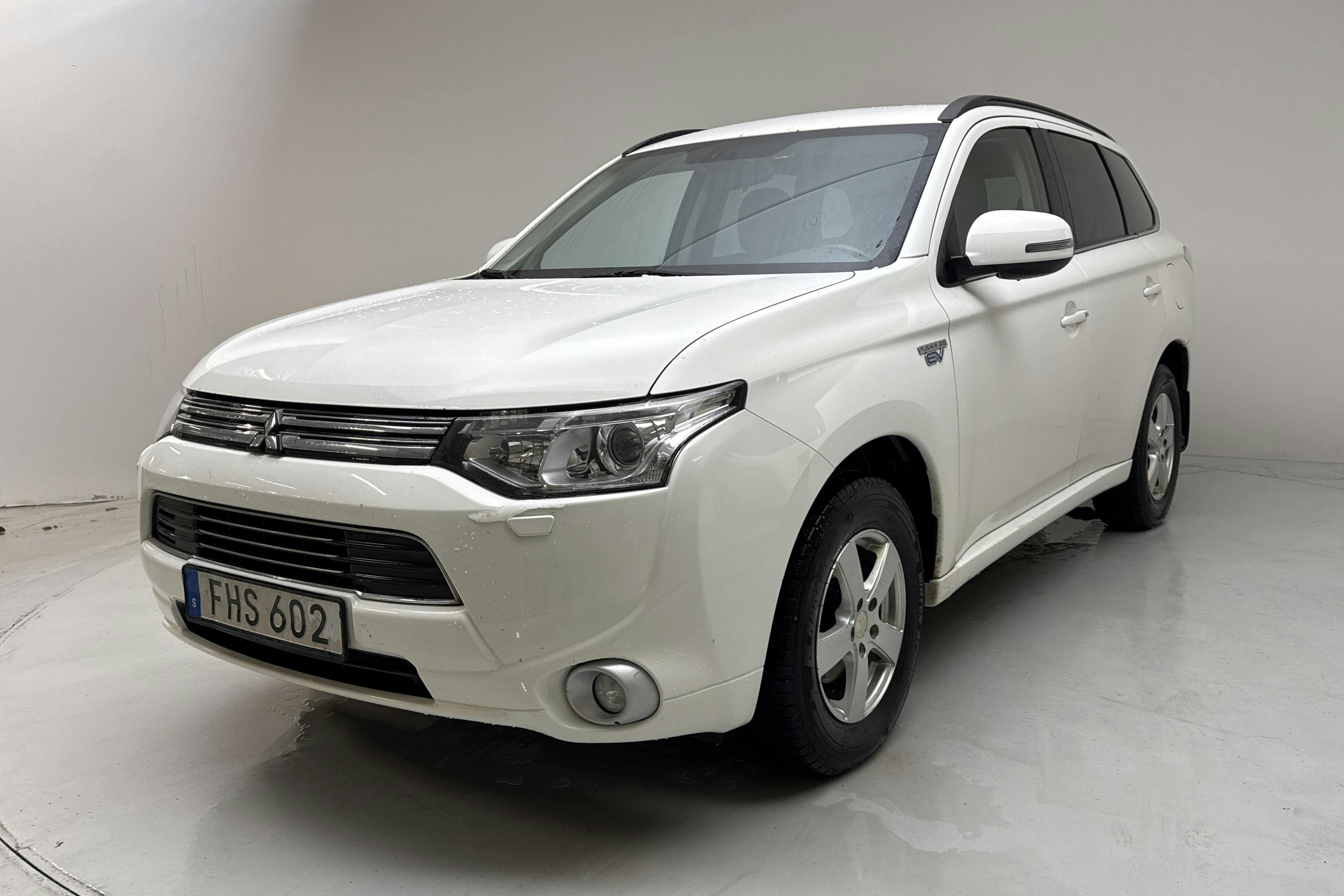 Presentationsfoto 1 av 17: Mitsubishi Outlander 2.0 Plug-in Hybrid 4WD (121hk) - 18 979 mil - Automat - vit - 2014