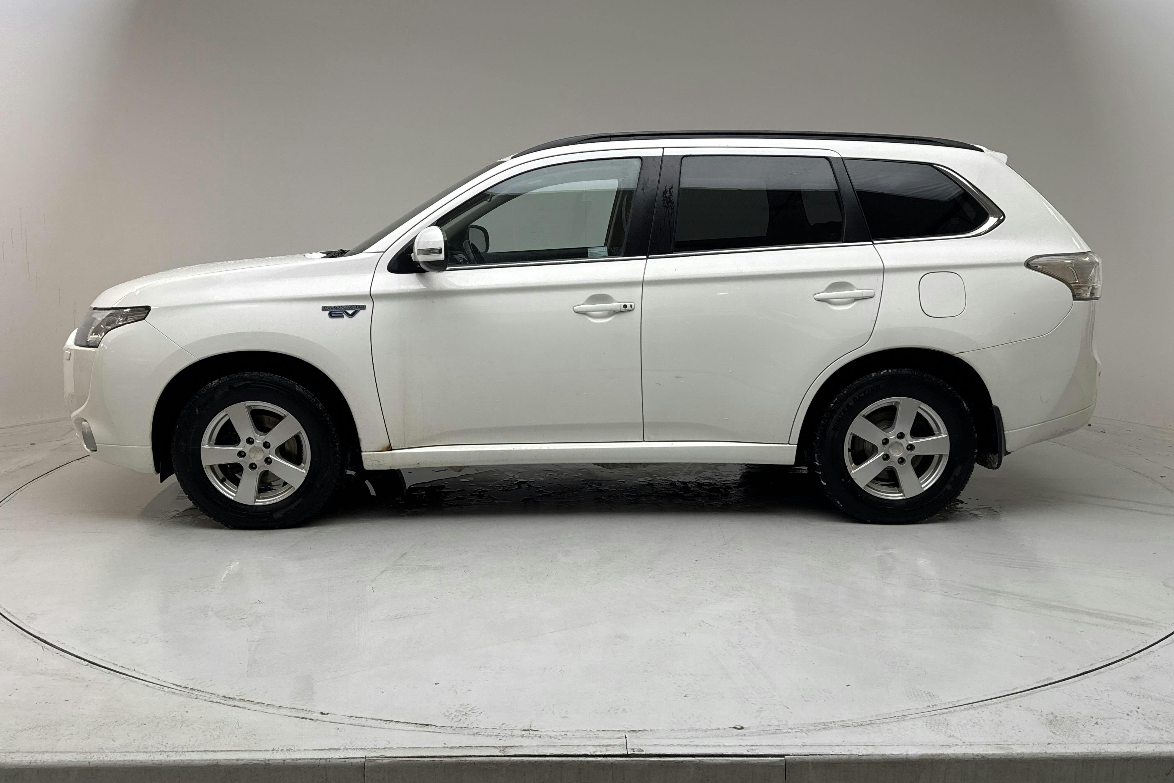 Presentationsfoto 2 av 17: Mitsubishi Outlander 2.0 Plug-in Hybrid 4WD (121hk) - 18 979 mil - Automat - vit - 2014
