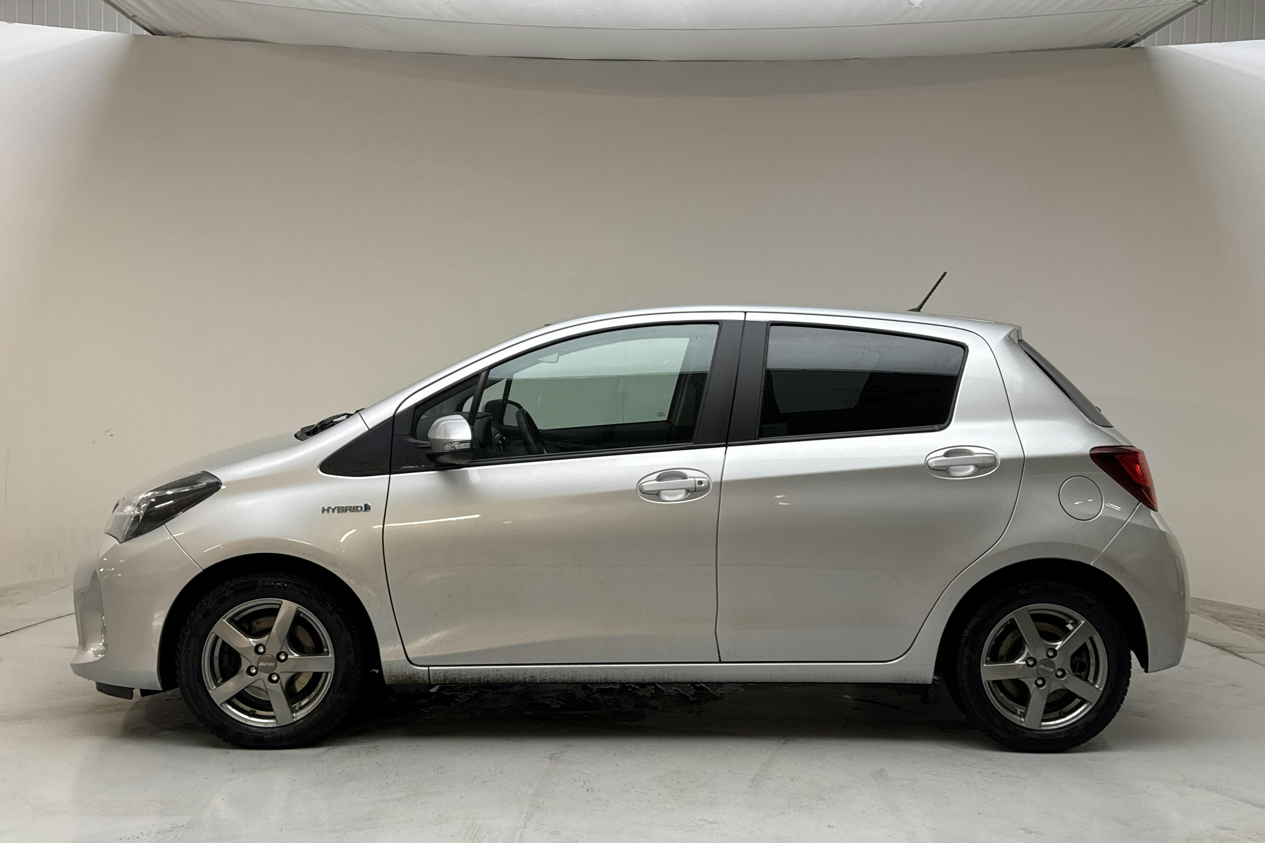 Præsentationsfoto 2 af 13: Toyota Yaris 1.5 HSD 5dr (75hk) - 93 740 kilometer - Salgsautomat - Sølv - 2015