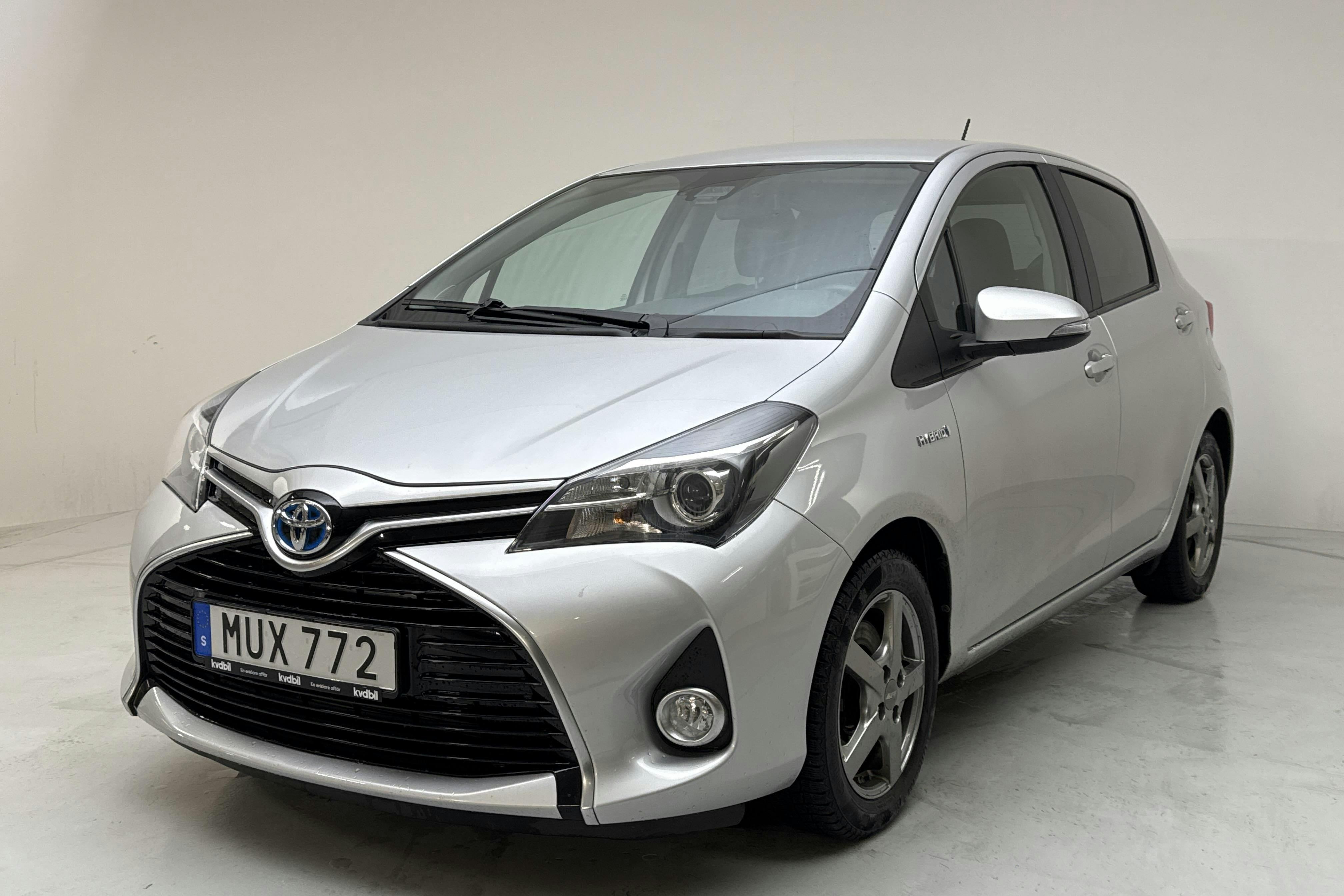 Præsentationsfoto 1 af 13: Toyota Yaris 1.5 HSD 5dr (75hk) - 93 740 kilometer - Salgsautomat - Sølv - 2015