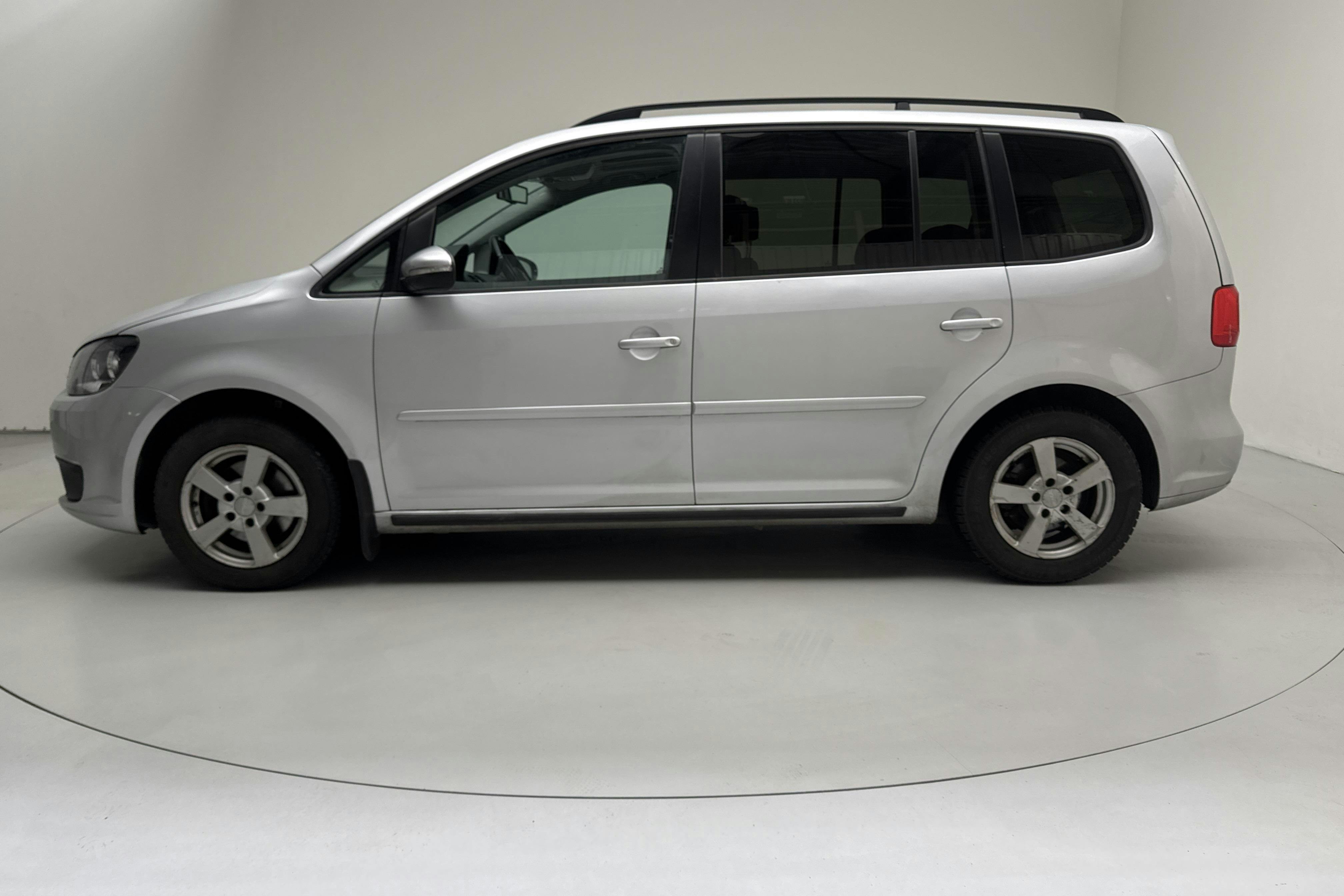 Presentationsfoto 2 av 16: VW Touran 1.6 TDI BlueMotion Technology (105hk) - 16 897 mil - Manuell - silver - 2014