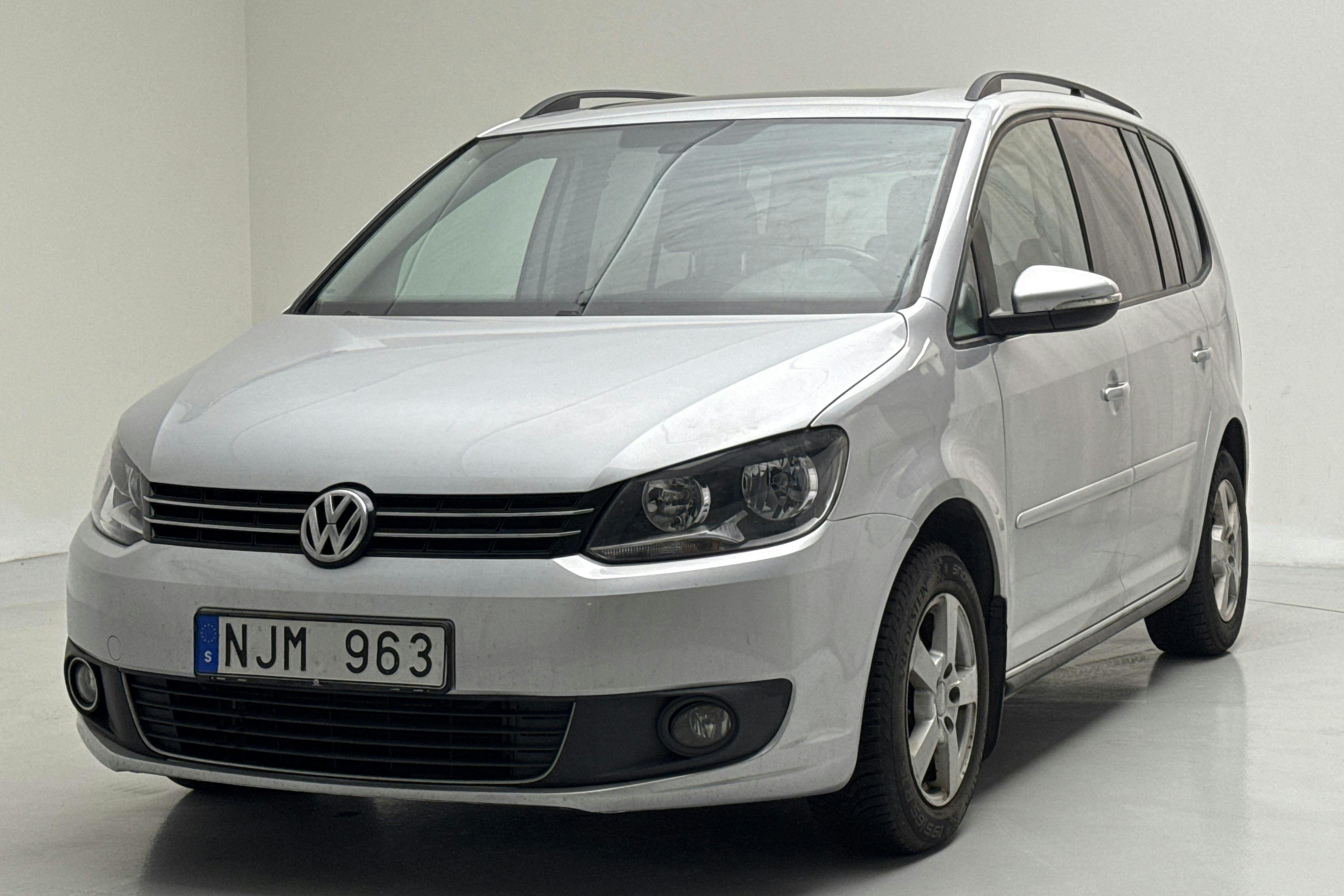 Presentationsfoto 1 av 16: VW Touran 1.6 TDI BlueMotion Technology (105hk) - 16 897 mil - Manuell - silver - 2014