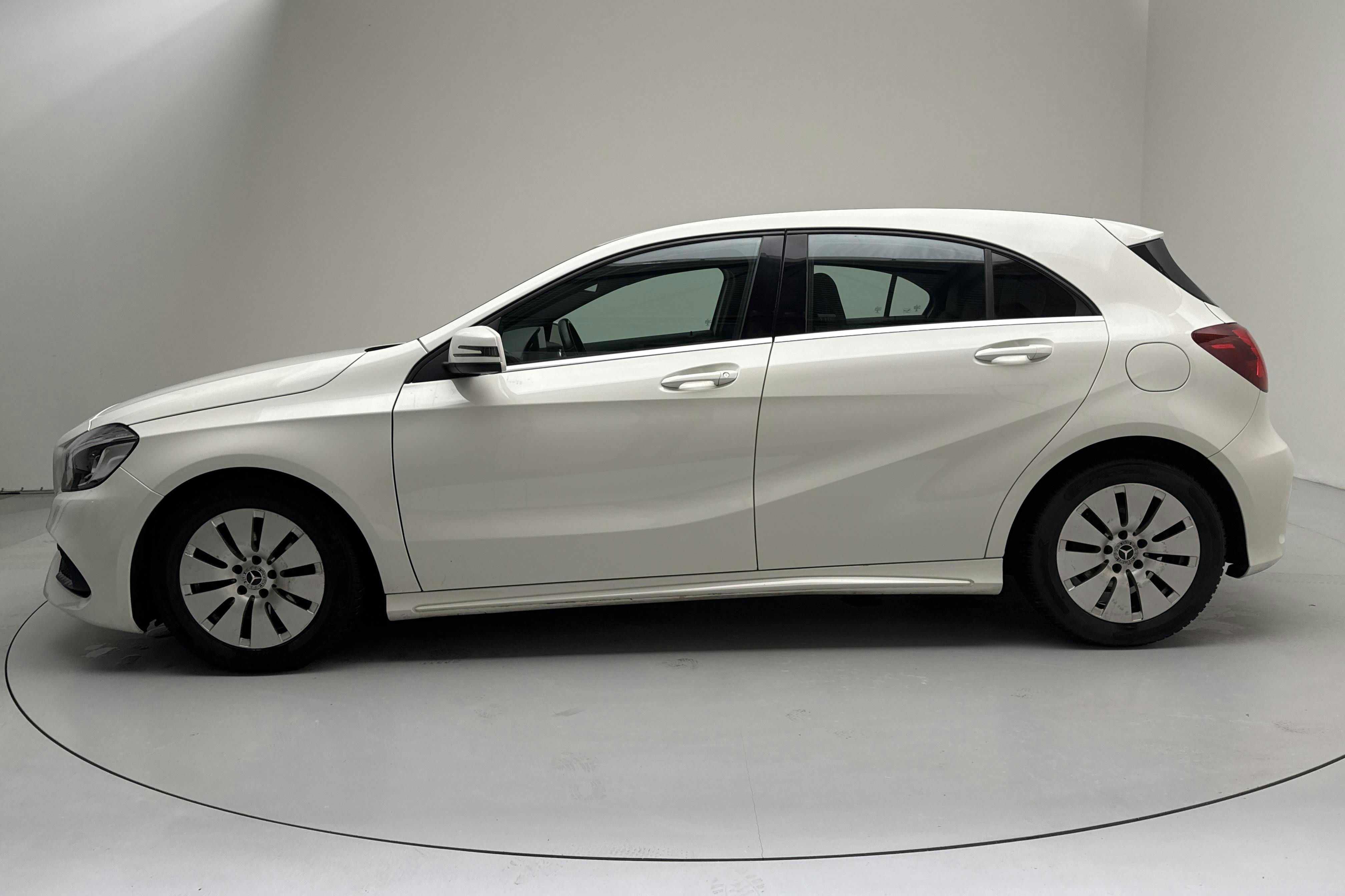 Presentationsfoto 2 av 12: Mercedes A 180 5dr W176 (122hk) - 9 650 mil - Automat - vit - 2018