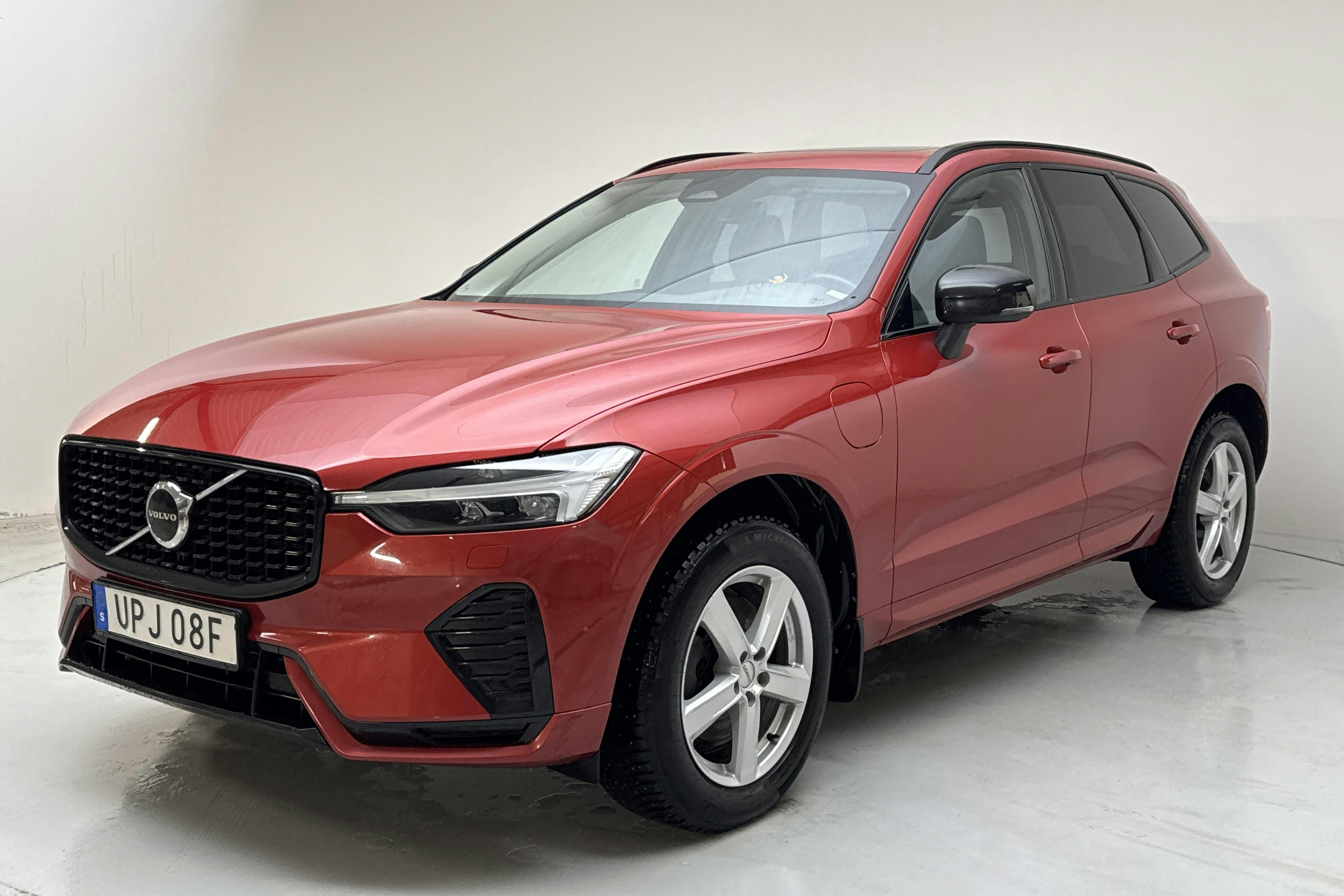 Presentationsfoto 1 av 19: Volvo XC60 T6 AWD Recharge (350hk) - 16 365 mil - Automat - röd - 2023