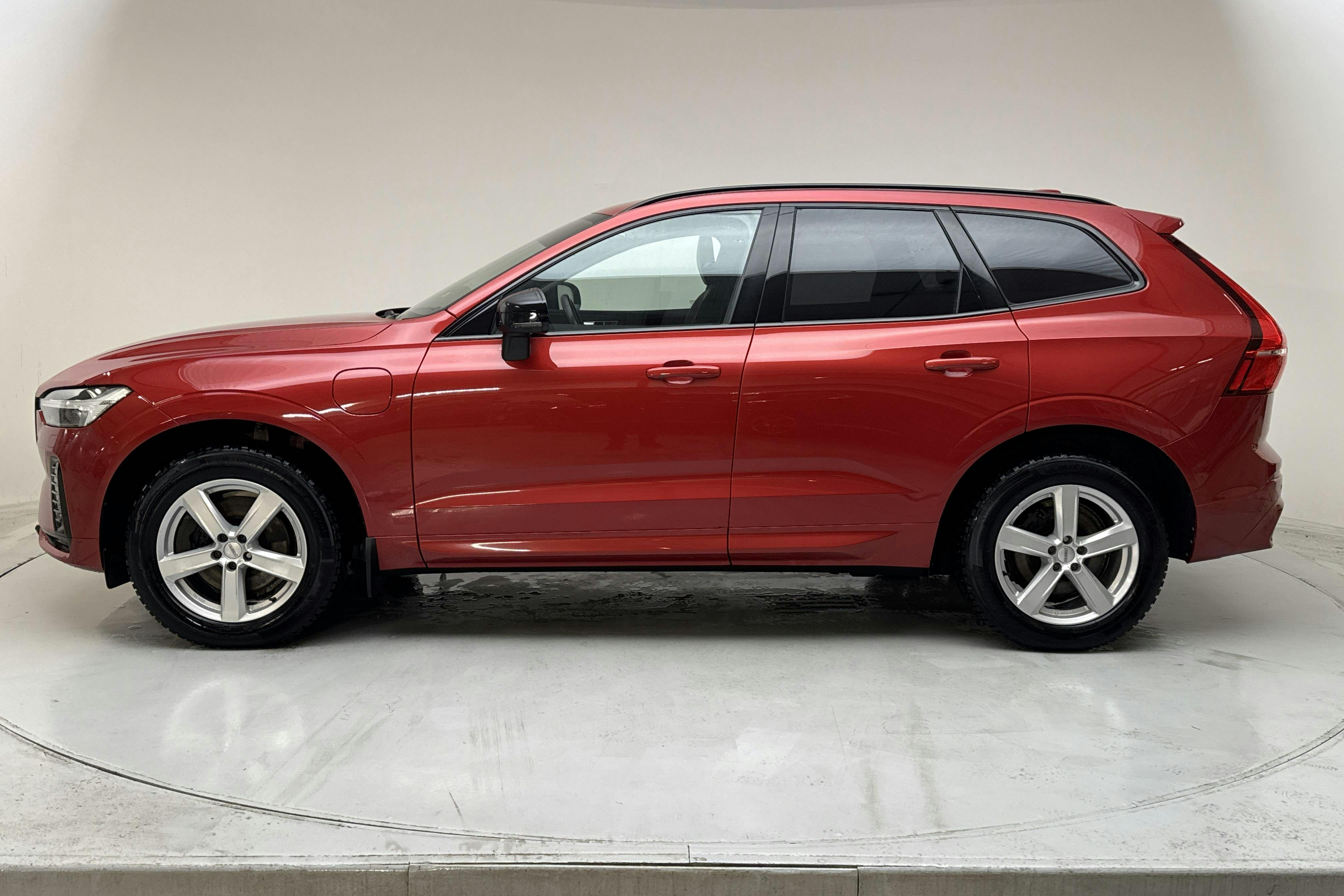 Presentationsfoto 2 av 19: Volvo XC60 T6 AWD Recharge (350hk) - 16 365 mil - Automat - röd - 2023