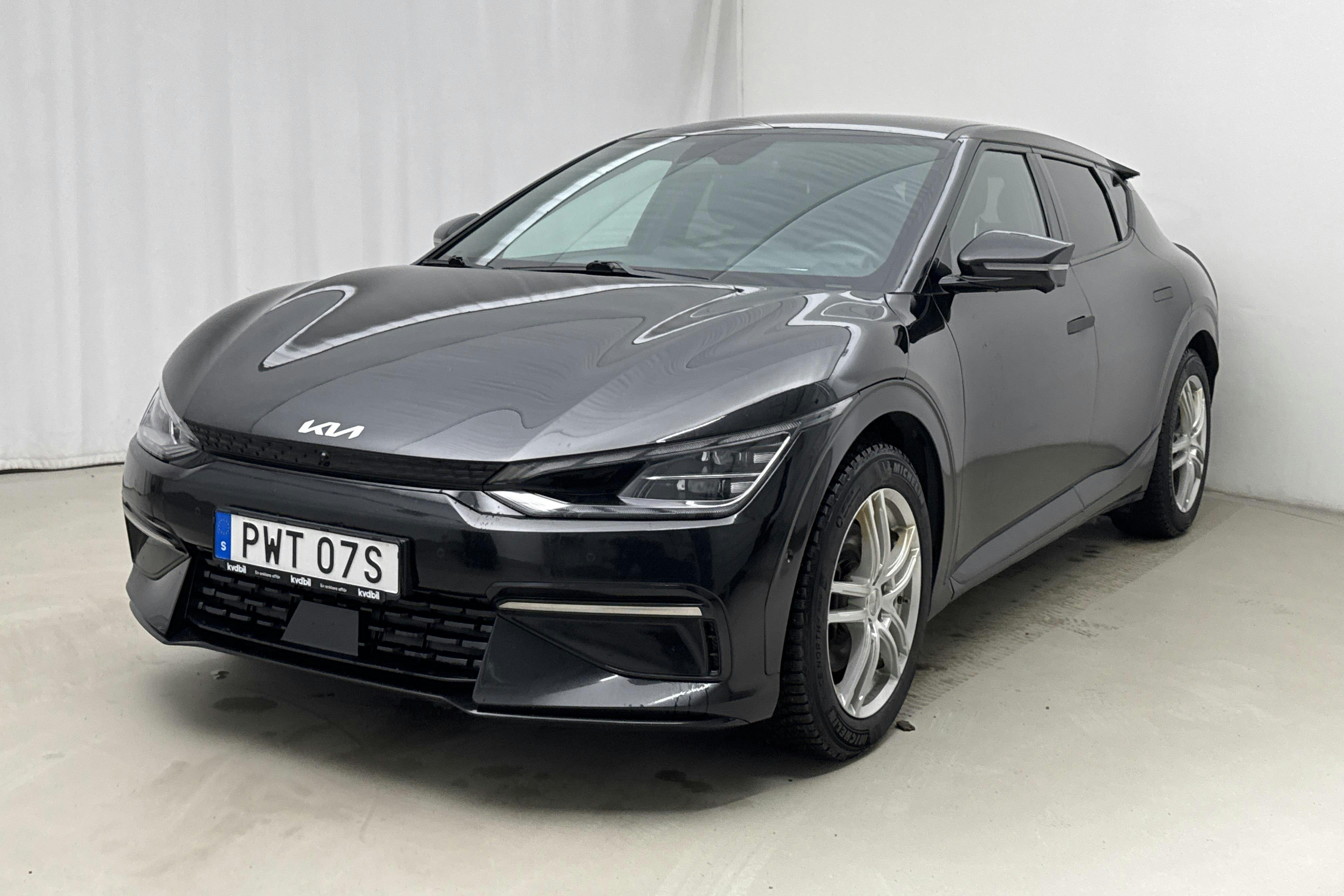 Presentationsfoto 1 av 16: KIA EV6 AWD (325hk) - 12 986 mil - Automat - svart - 2023