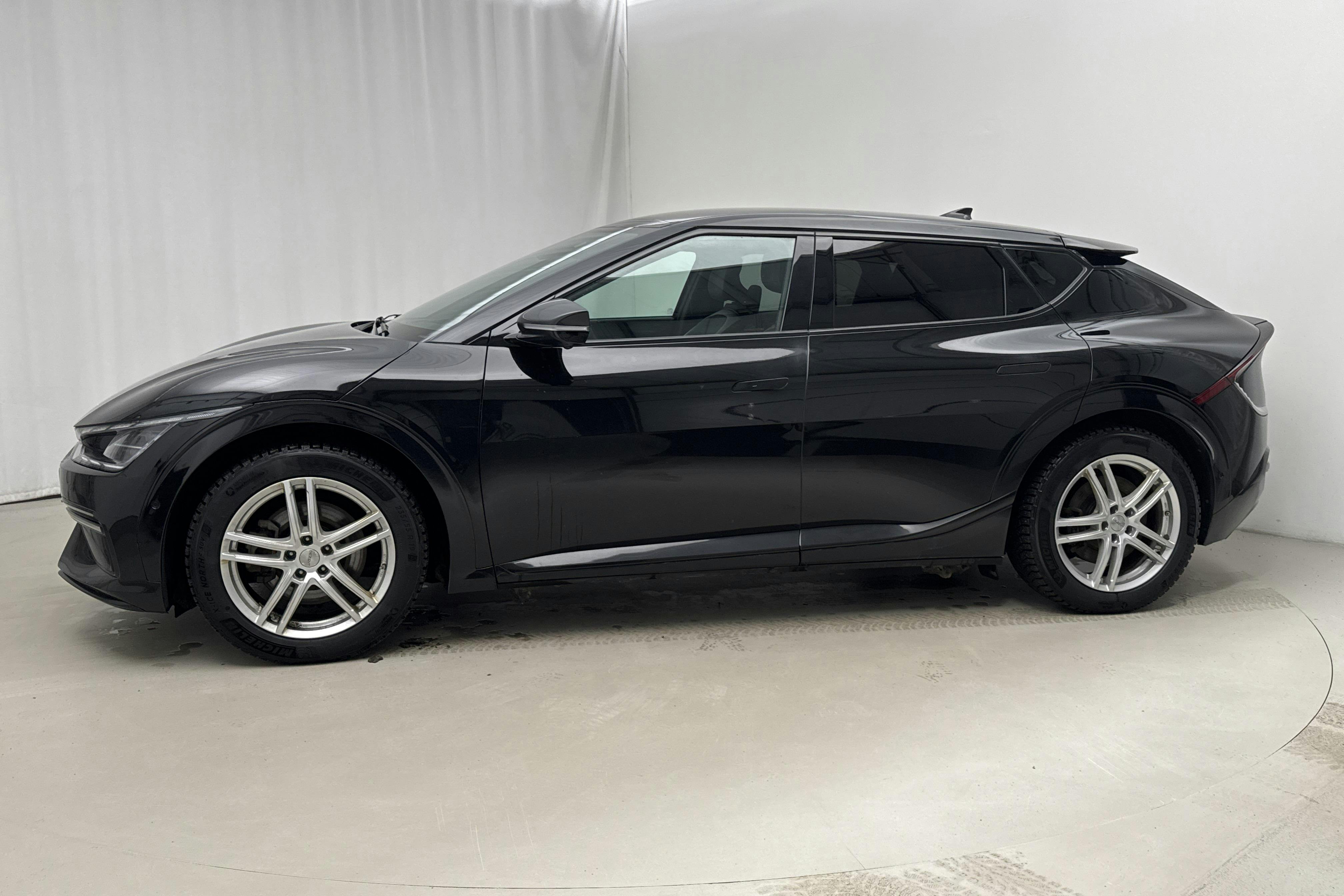 Presentationsfoto 2 av 16: KIA EV6 AWD (325hk) - 12 986 mil - Automat - svart - 2023