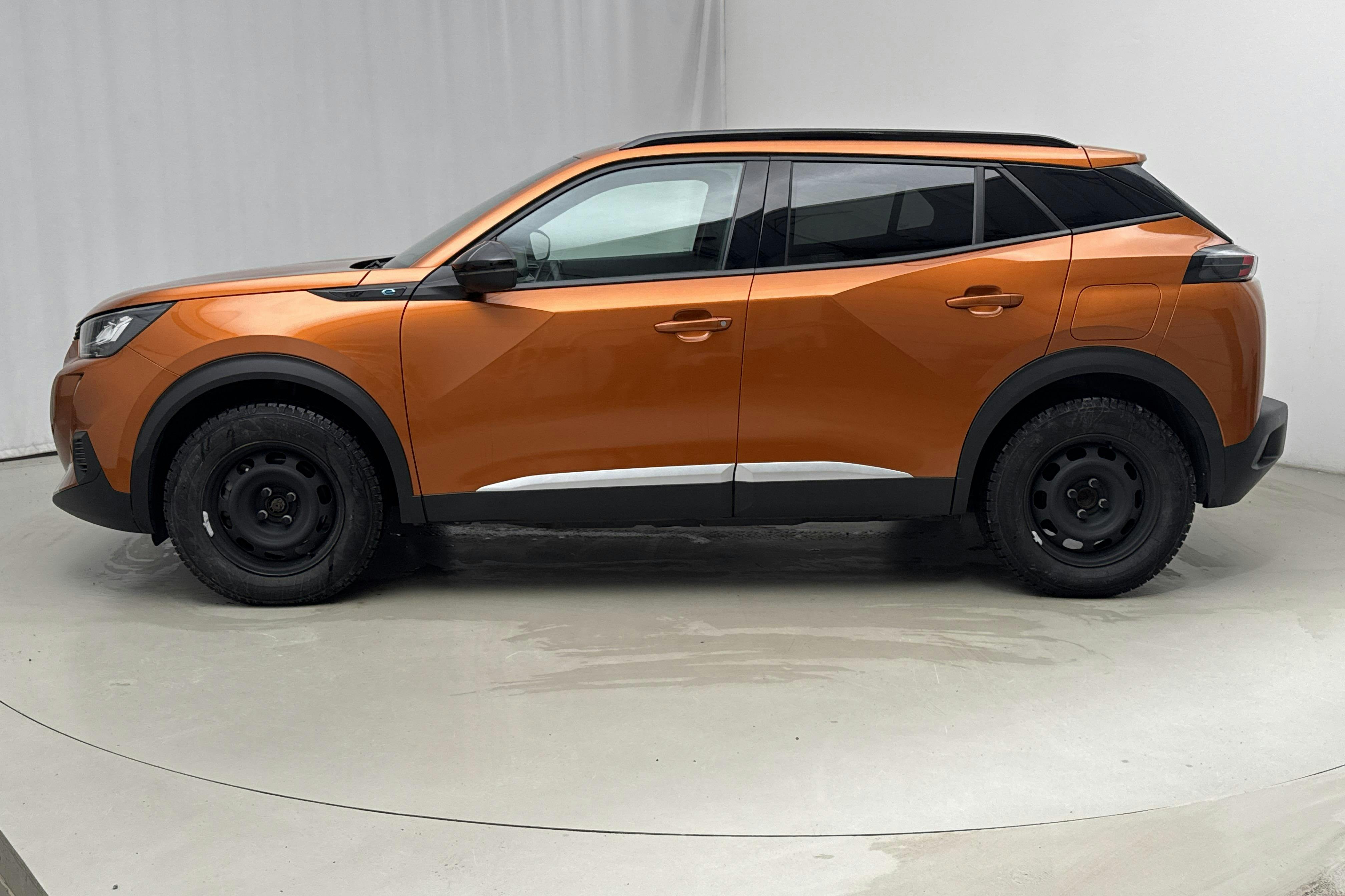 Presentation photo 2 of 19: Peugeot e-2008 50kWh (136hk) - 26 820 km - Automatic - orange - 2022