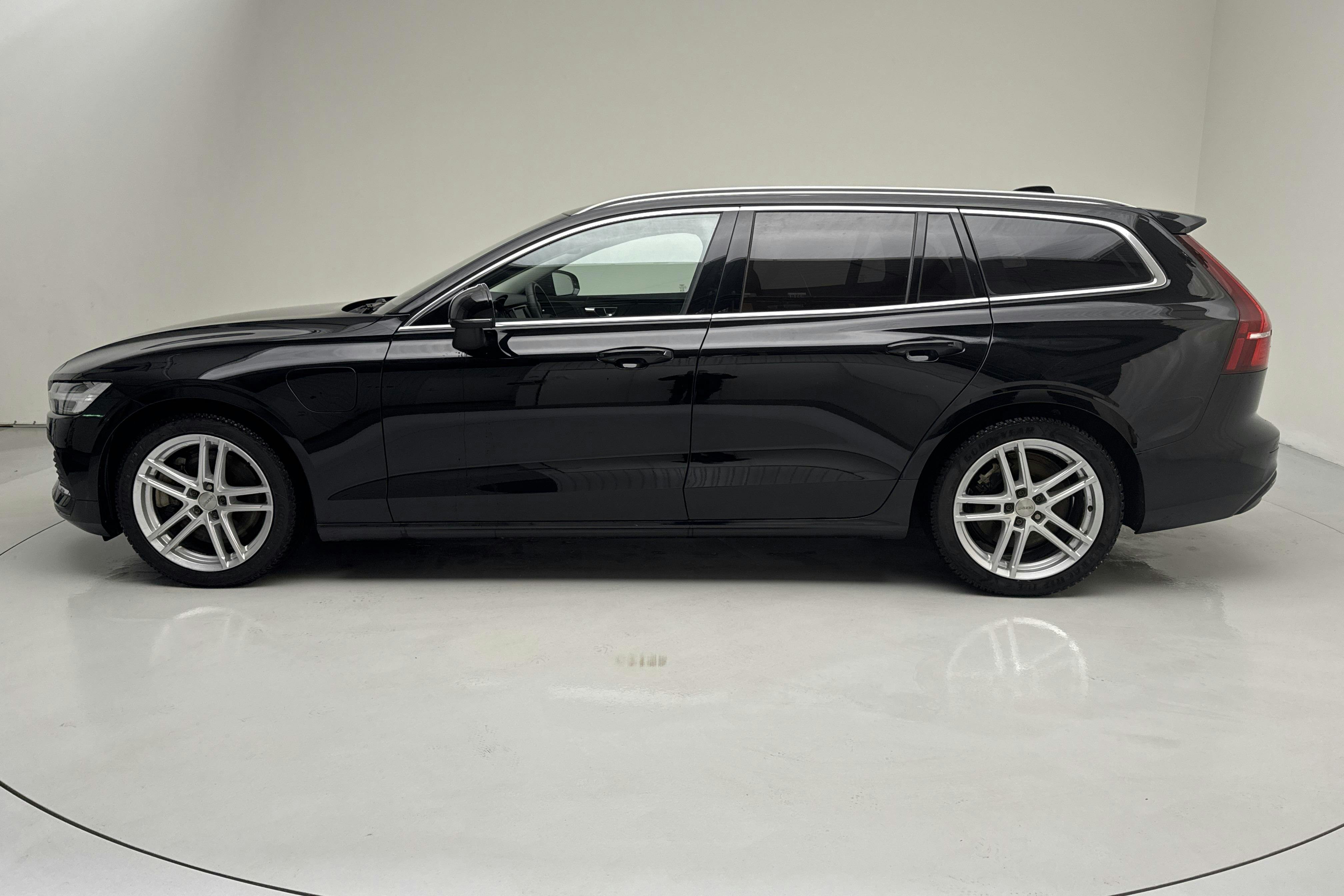 Presentationsfoto 2 av 18: Volvo V60 T6 AWD Recharge (350hk) - 5 271 mil - Automat - svart - 2023