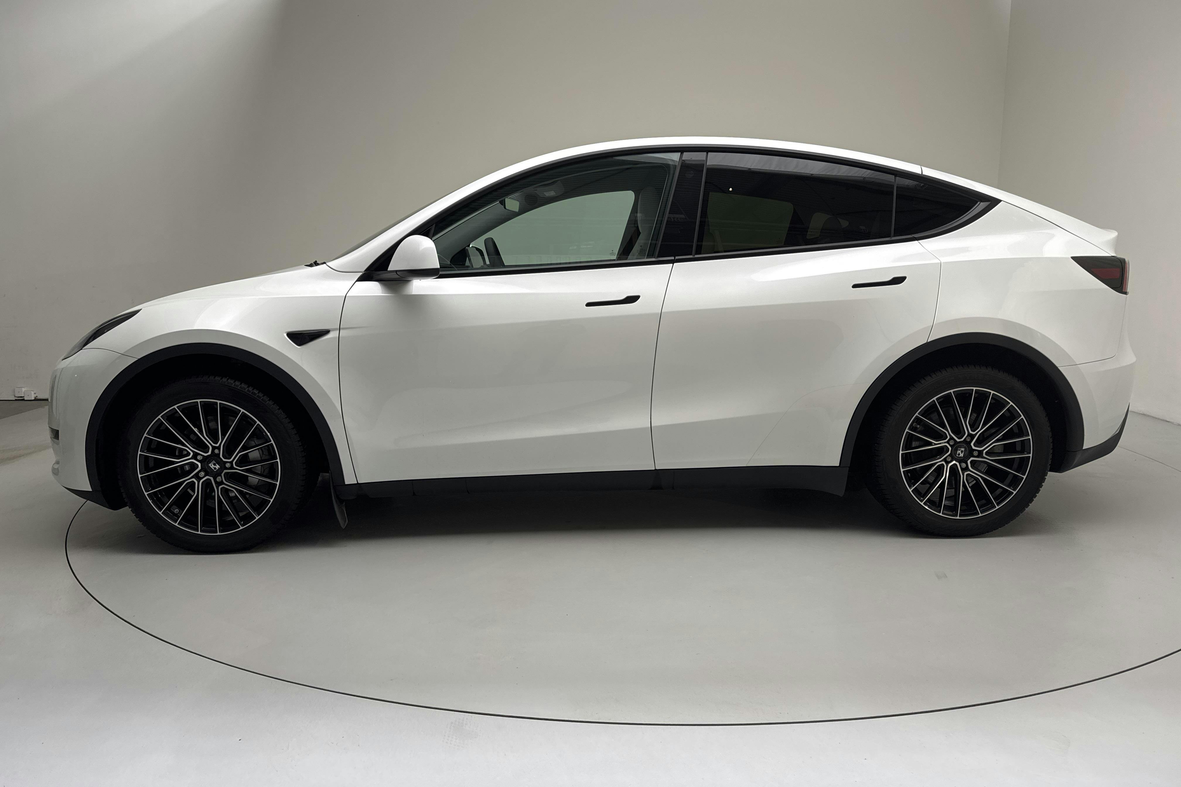 Esittelykuva 2 osoitteesta 19: Tesla Model Y Long Range Dual Motor AWD - 48 300 km - Automaattinen - valkoinen - 2023