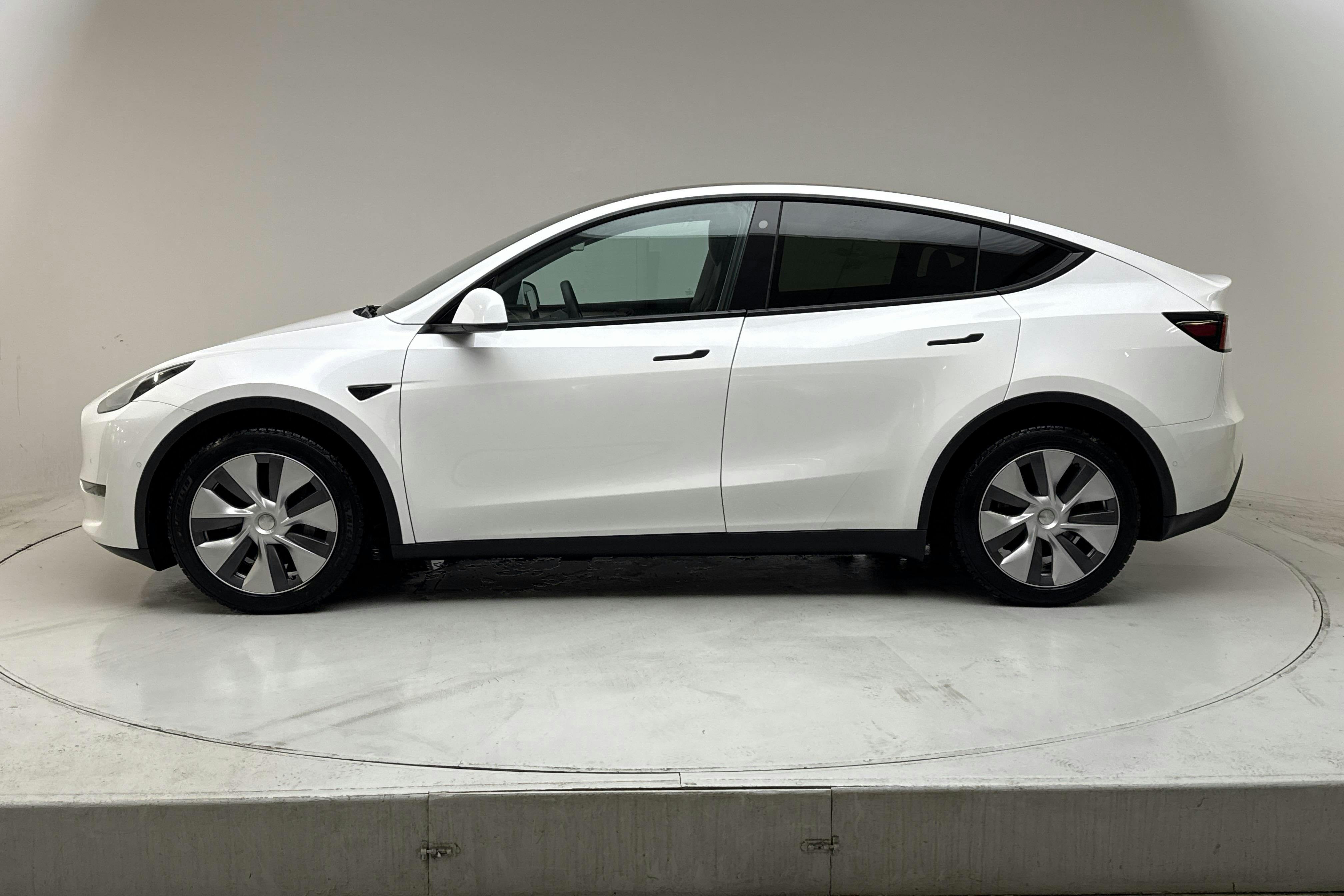 Presentation photo 2 of 18: Tesla Model Y Long Range Dual Motor AWD - 102 200 km - Automatic - white - 2022
