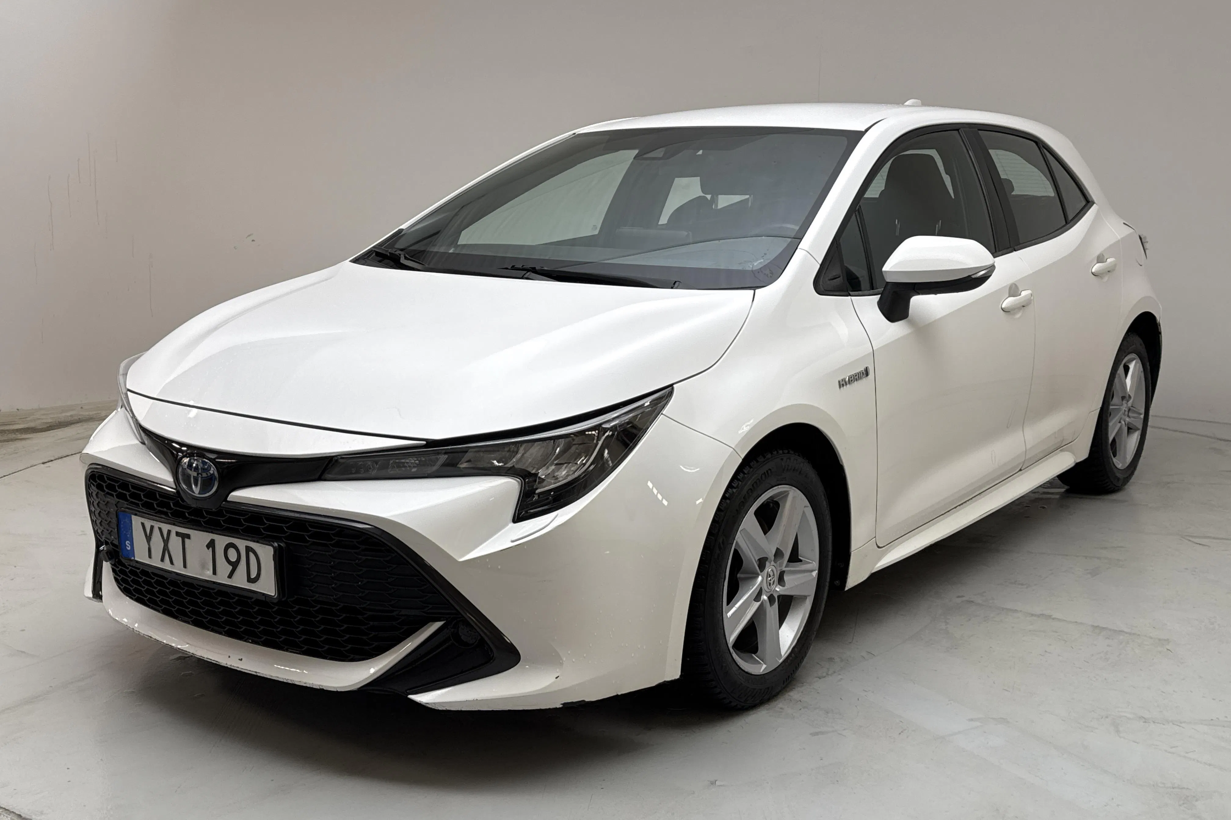 Presentationsfoto 1 av 13: Toyota Corolla 1.8 Hybrid 5dr (122hk) - 8 090 mil - Automat - vit - 2020