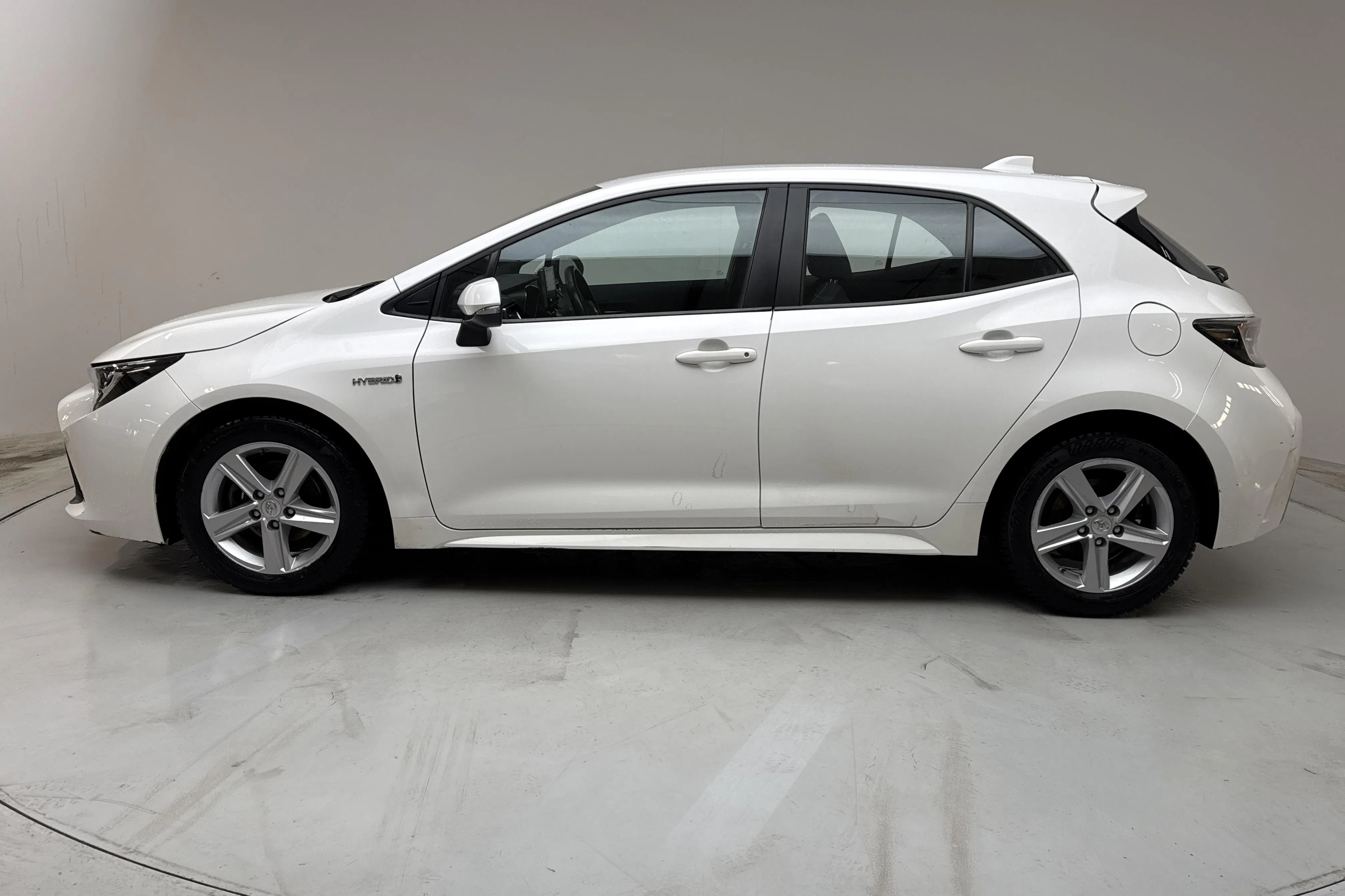 Presentationsfoto 2 av 13: Toyota Corolla 1.8 Hybrid 5dr (122hk) - 8 090 mil - Automat - vit - 2020
