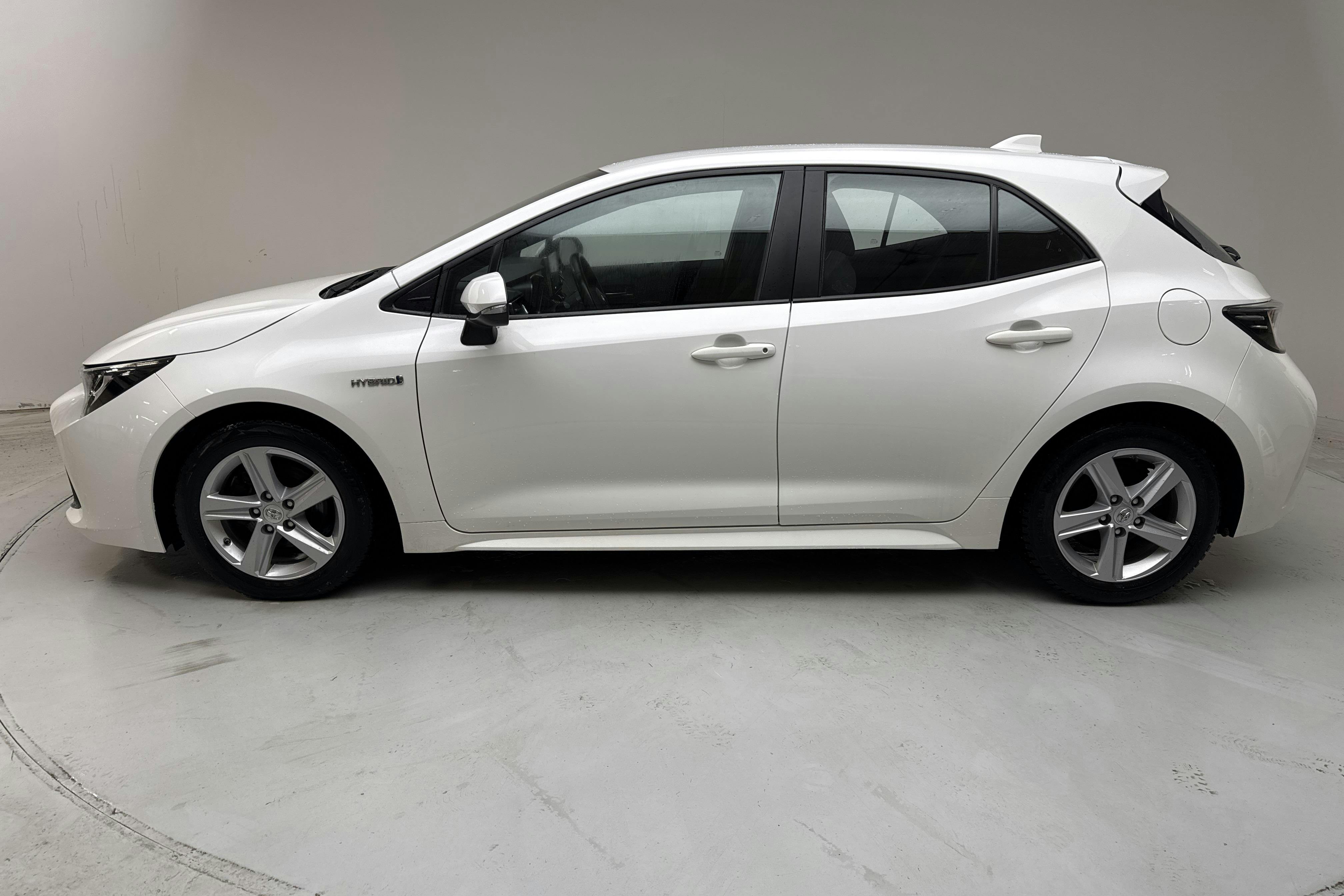 Presentationsfoto 2 av 13: Toyota Corolla 1.8 Hybrid 5dr (122hk) - 8 144 mil - Automat - vit - 2020