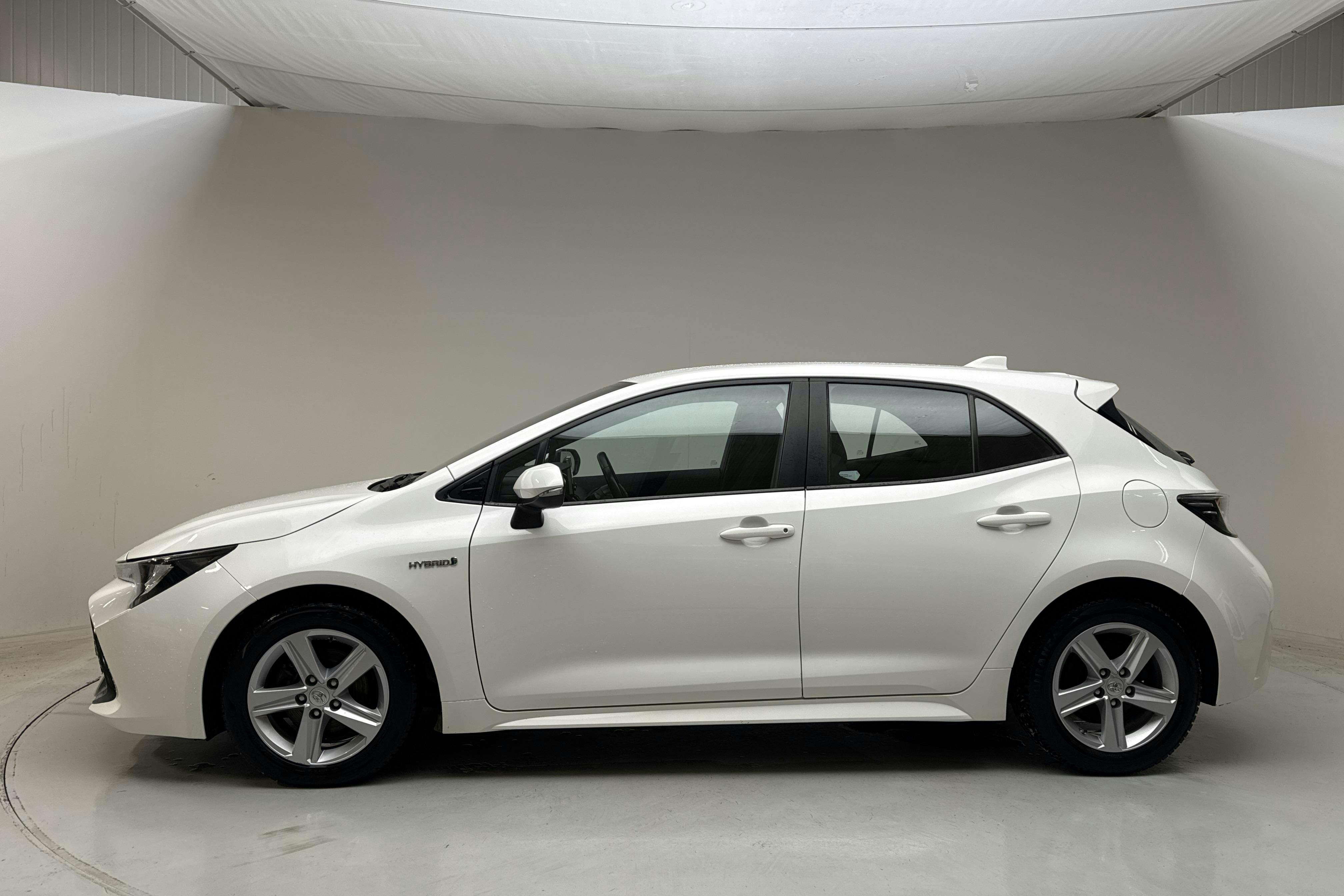 Presentation photo 2 of 13: Toyota Corolla 1.8 Hybrid 5dr (122hk) - 114 600 km - Automatic - white - 2020