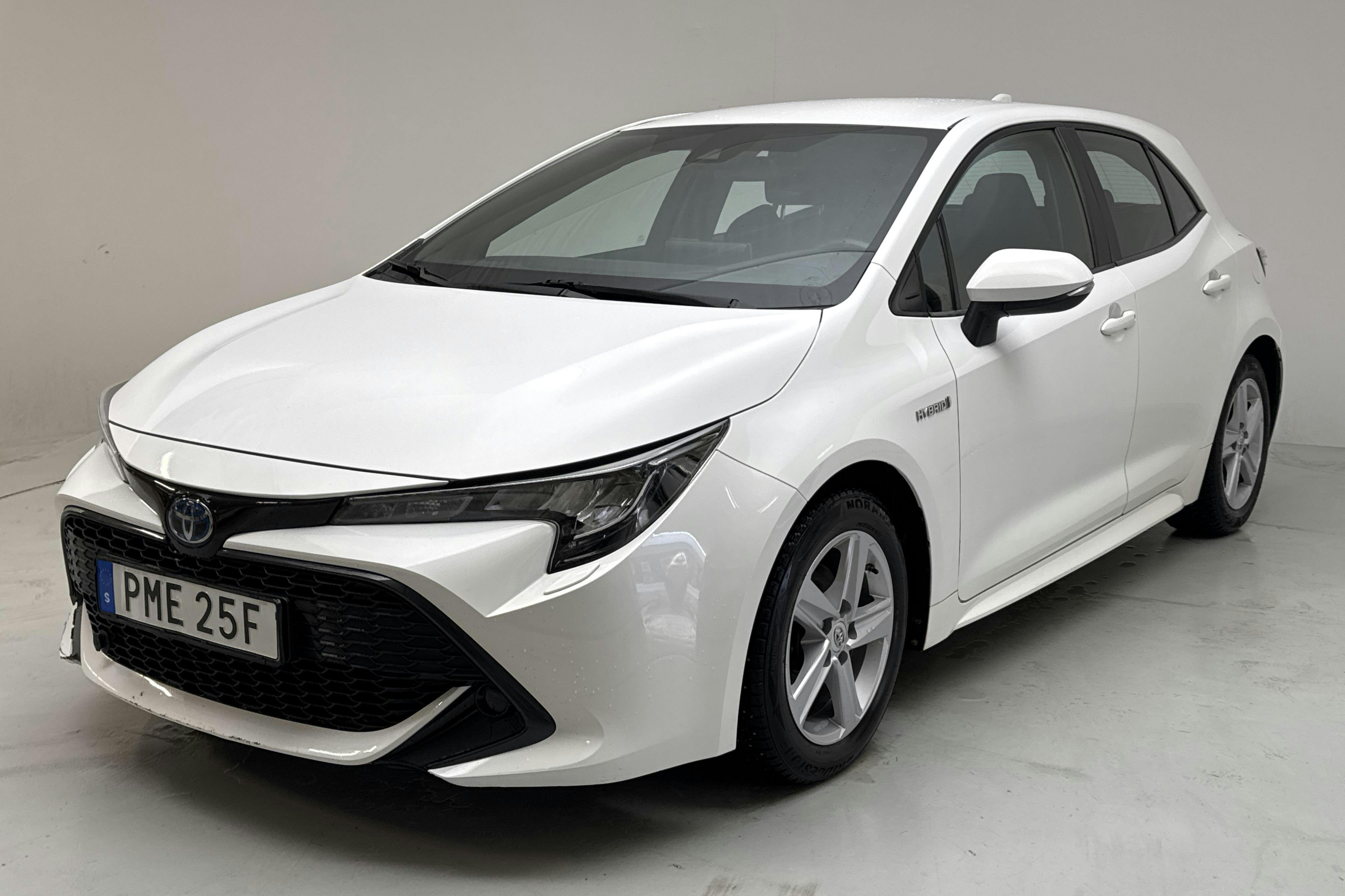 Presentationsfoto 1 av 13: Toyota Corolla 1.8 Hybrid 5dr (122hk) - 9 297 mil - Automat - vit - 2020