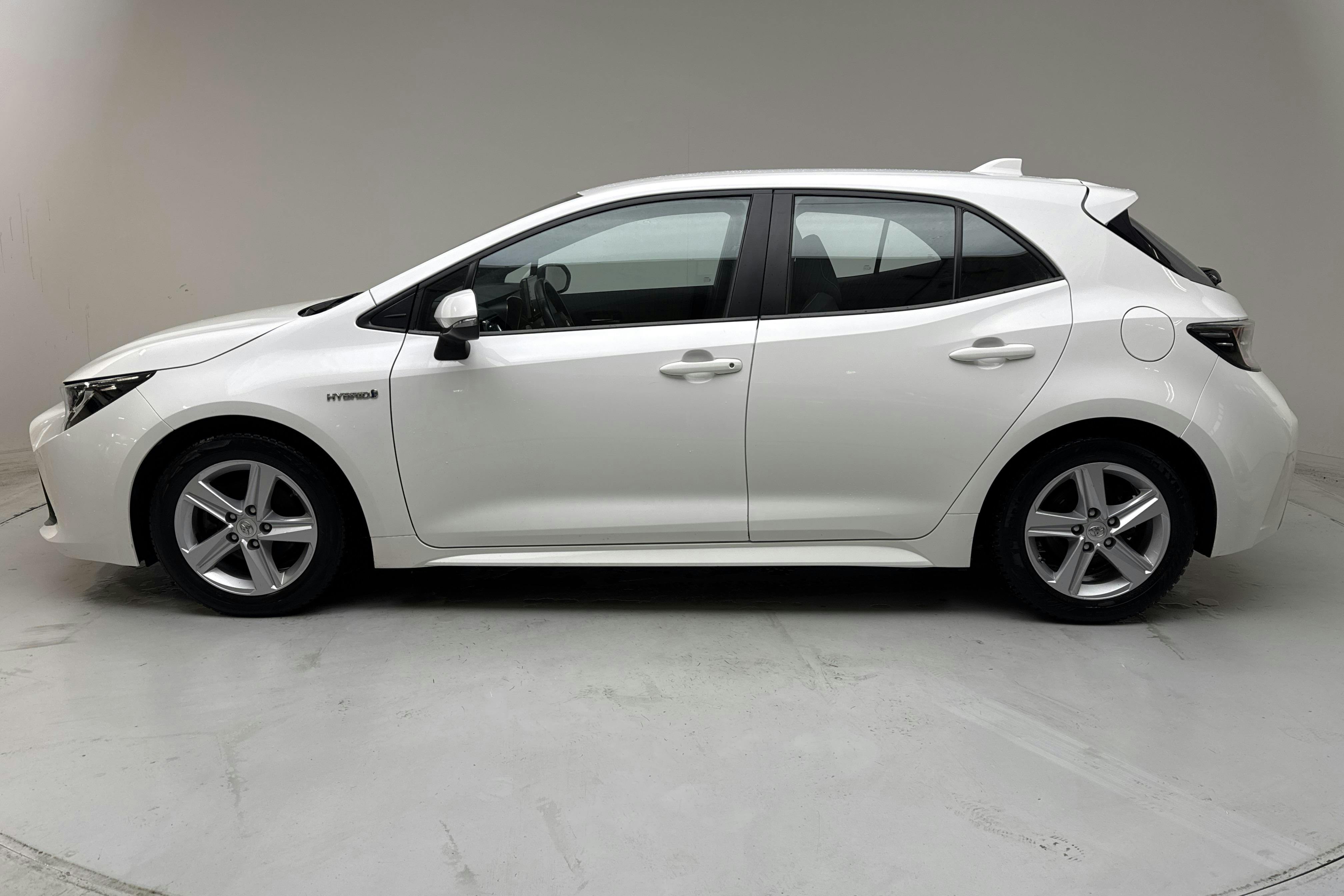 Presentationsfoto 2 av 13: Toyota Corolla 1.8 Hybrid 5dr (122hk) - 9 297 mil - Automat - vit - 2020