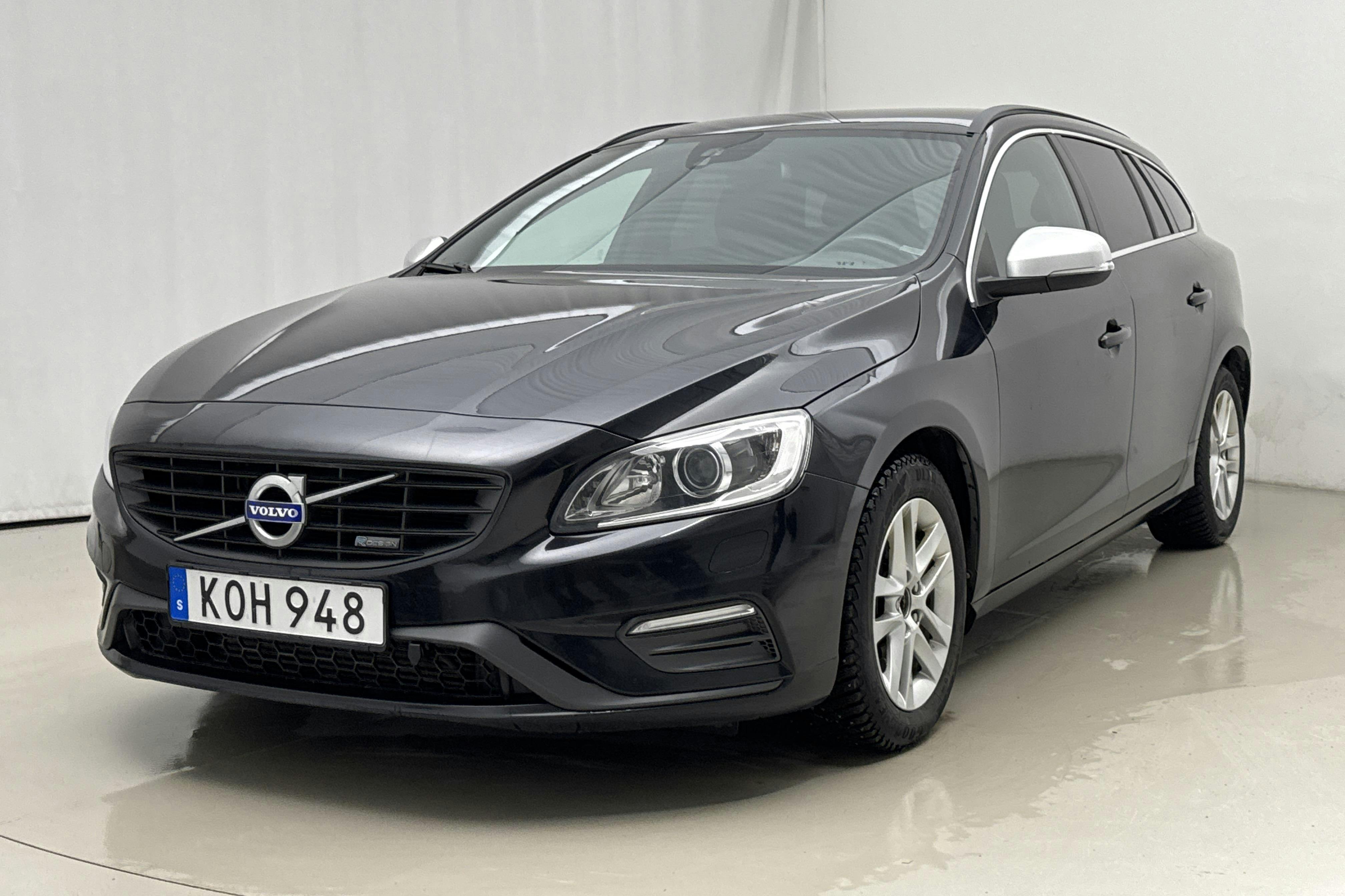 Presentationsfoto 1 av 16: Volvo V60 D4 AWD (181hk) - 15 925 mil - Automat - svart - 2015