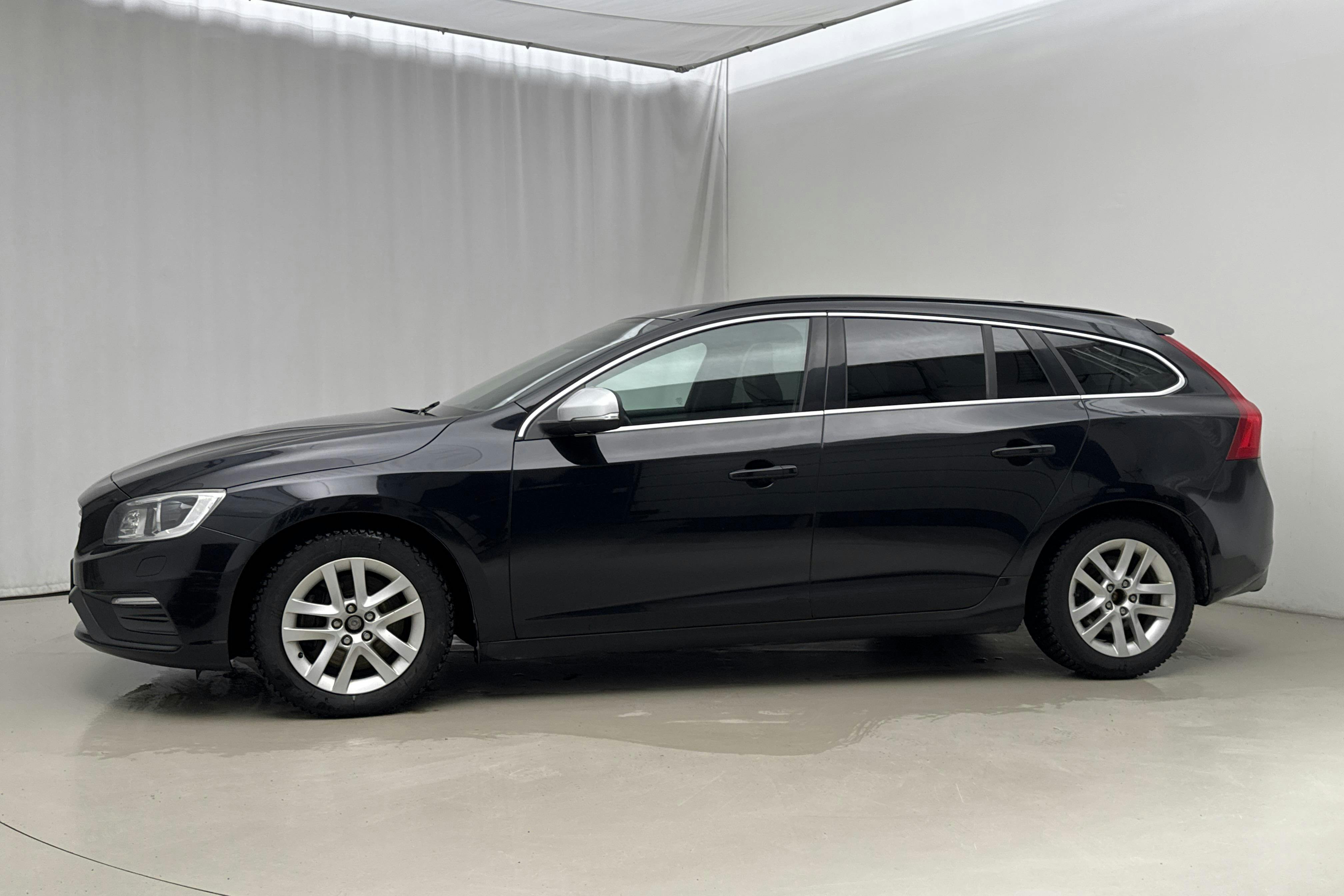 Presentationsfoto 2 av 16: Volvo V60 D4 AWD (181hk) - 15 925 mil - Automat - svart - 2015