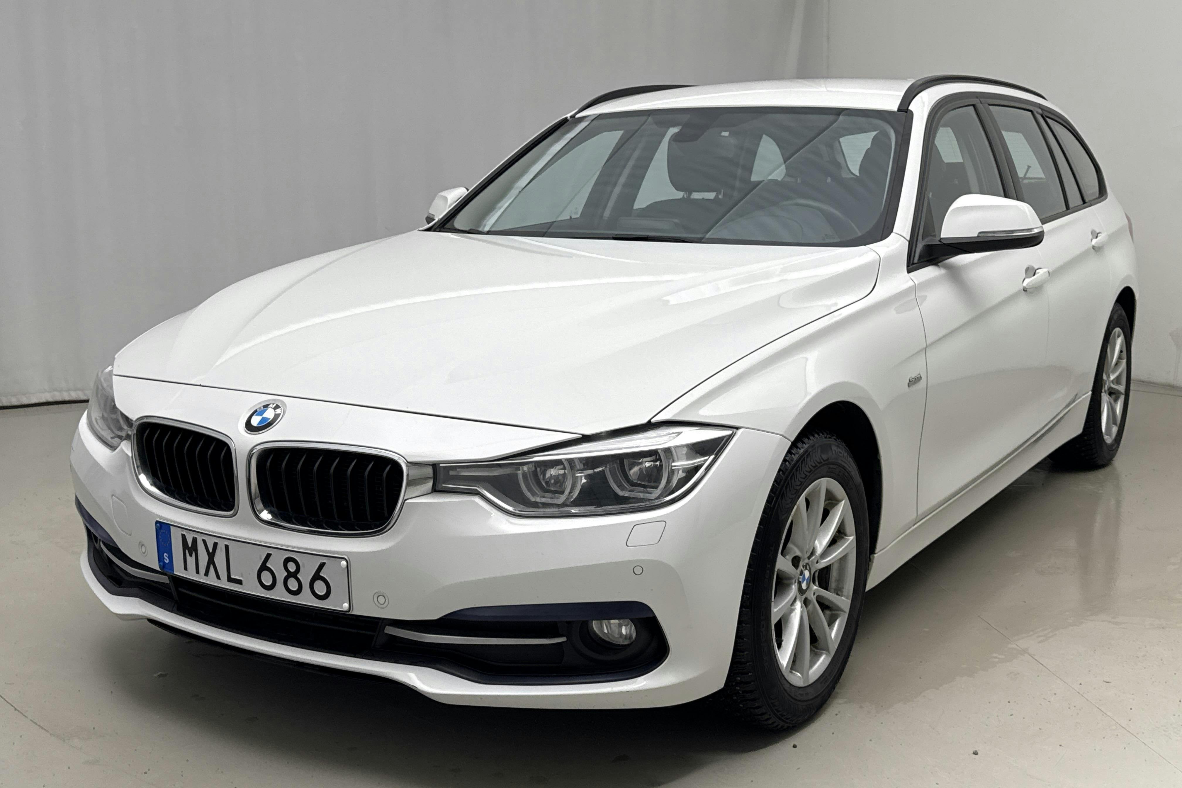 Presentationsfoto 1 av 14: BMW 320d xDrive Touring, F31 (190hk) - 8 761 mil - Automat - vit - 2016