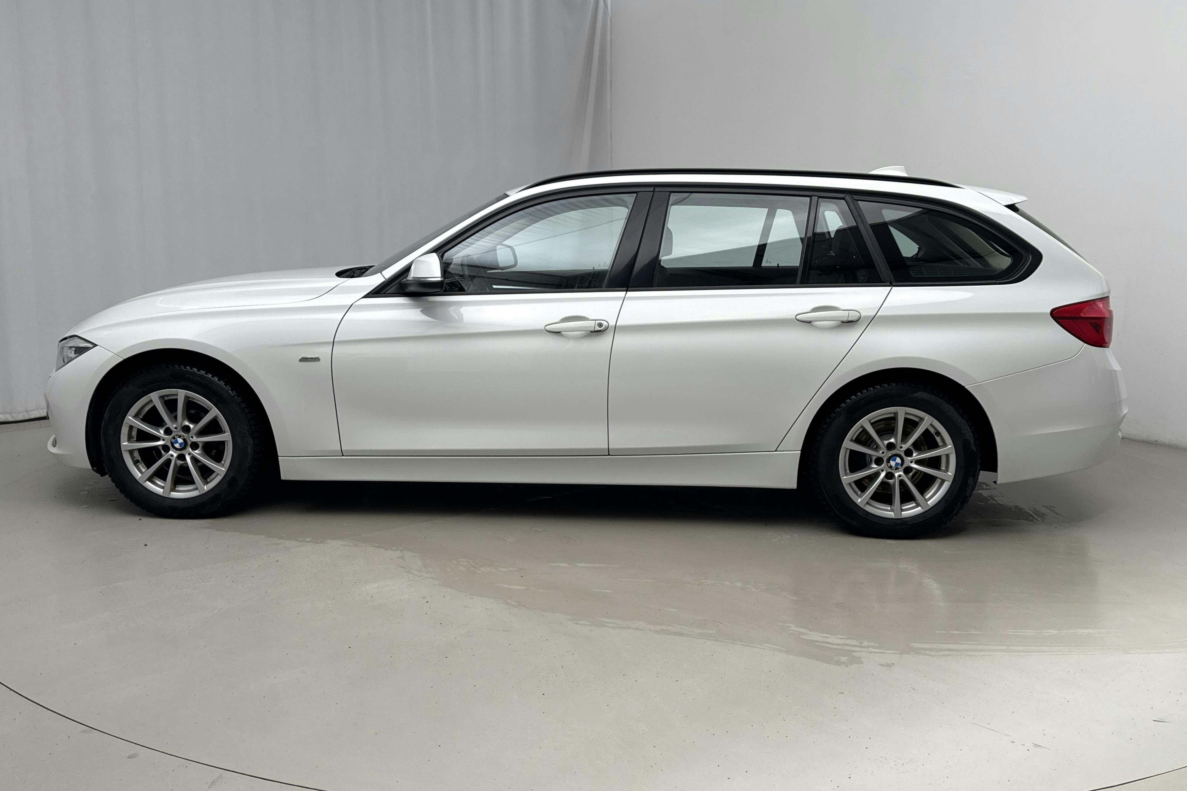 Presentationsfoto 2 av 14: BMW 320d xDrive Touring, F31 (190hk) - 8 761 mil - Automat - vit - 2016