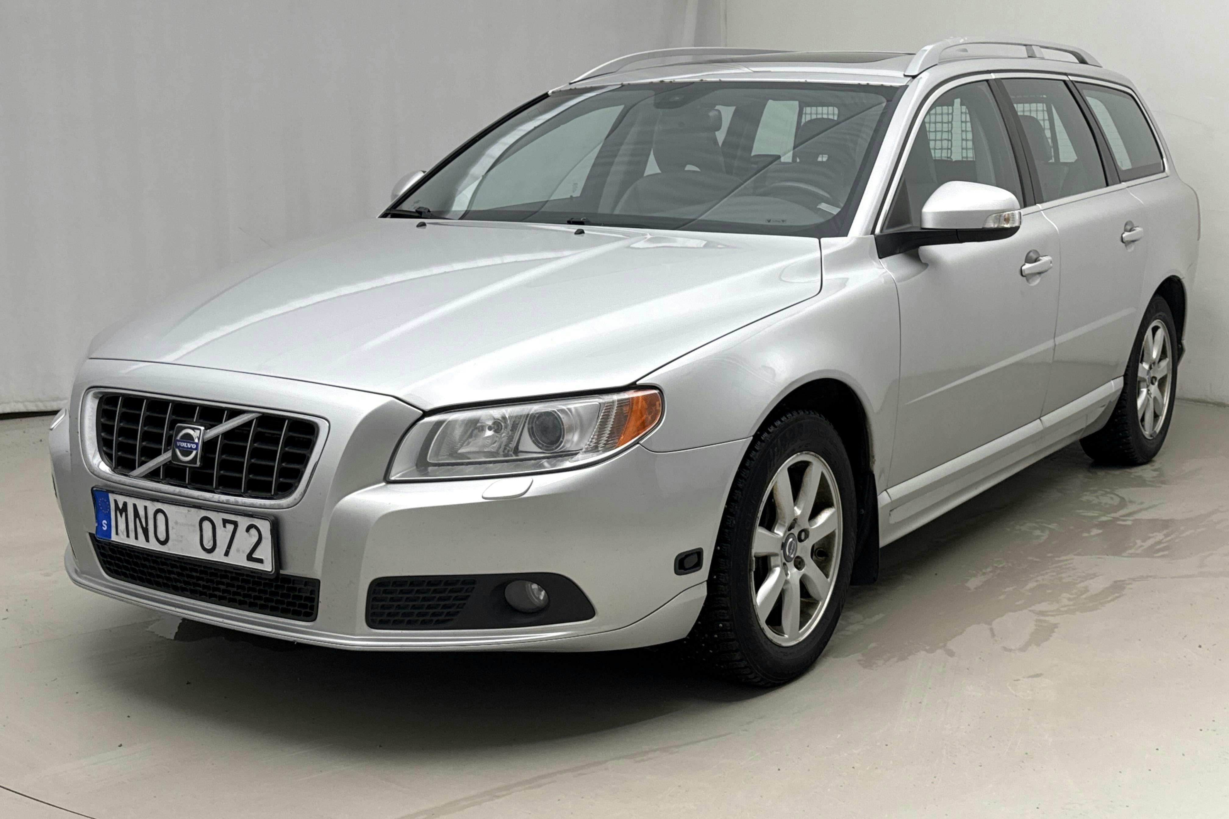 Presentationsfoto 1 av 15: Volvo V70 II 2.5FT (200hk) - 22 767 mil - Automat - Light Grey - 2009