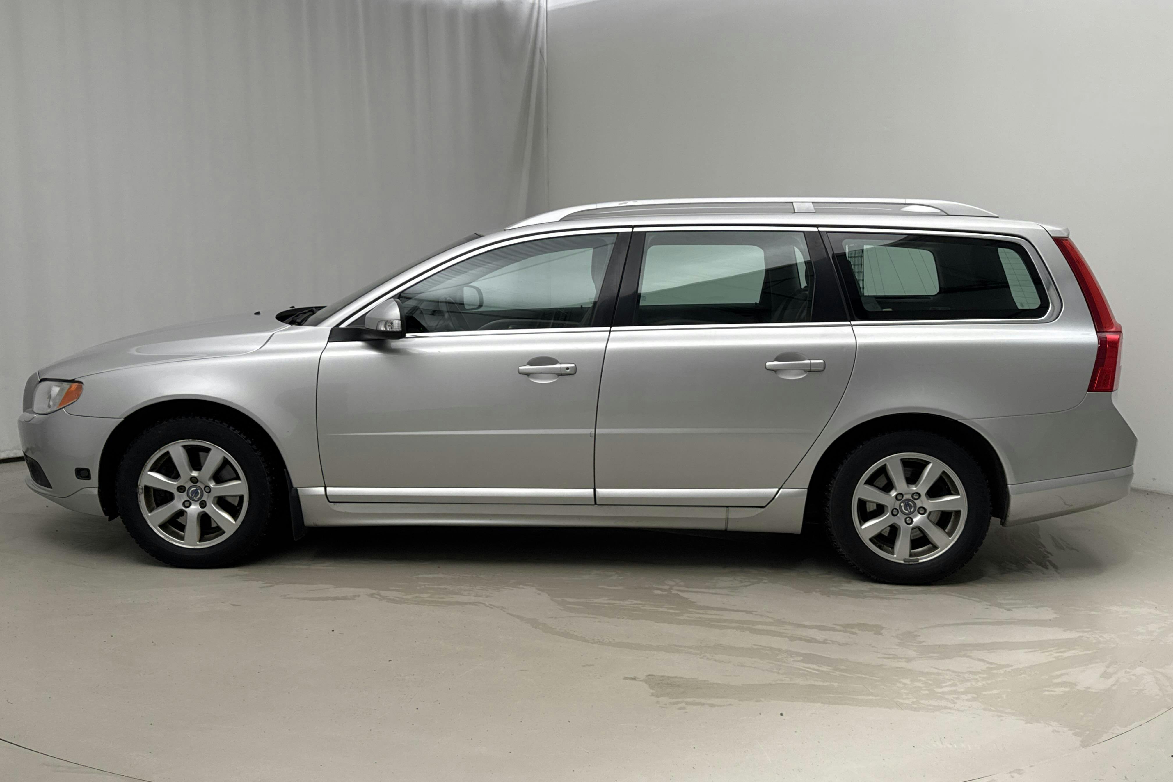 Presentationsfoto 2 av 15: Volvo V70 II 2.5FT (200hk) - 22 767 mil - Automat - Light Grey - 2009