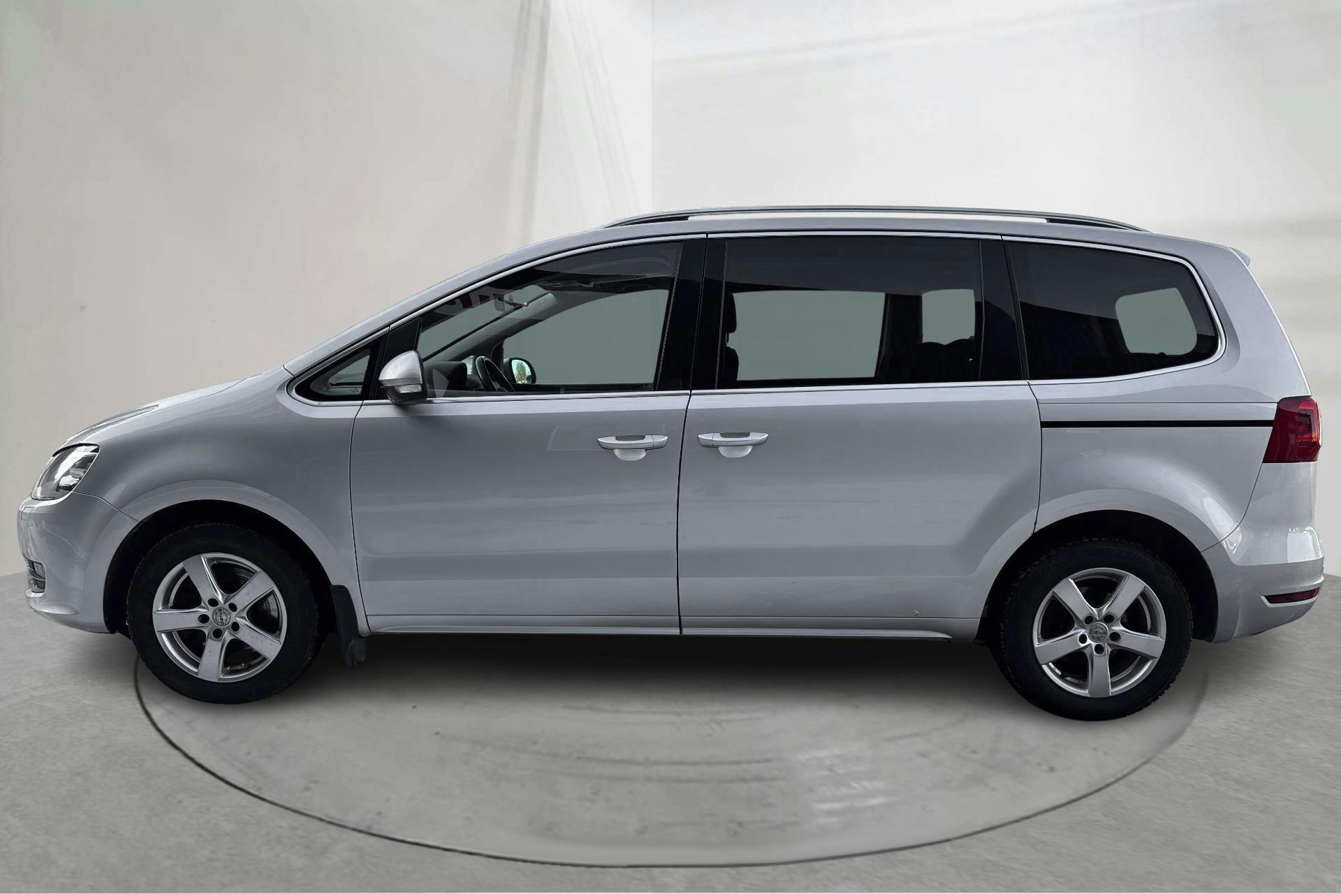 Presentationsfoto 2 av 16: VW Sharan 2.0 TDI BlueMotion Technology (140hk) - 18 662 mil - Automat - silver - 2014