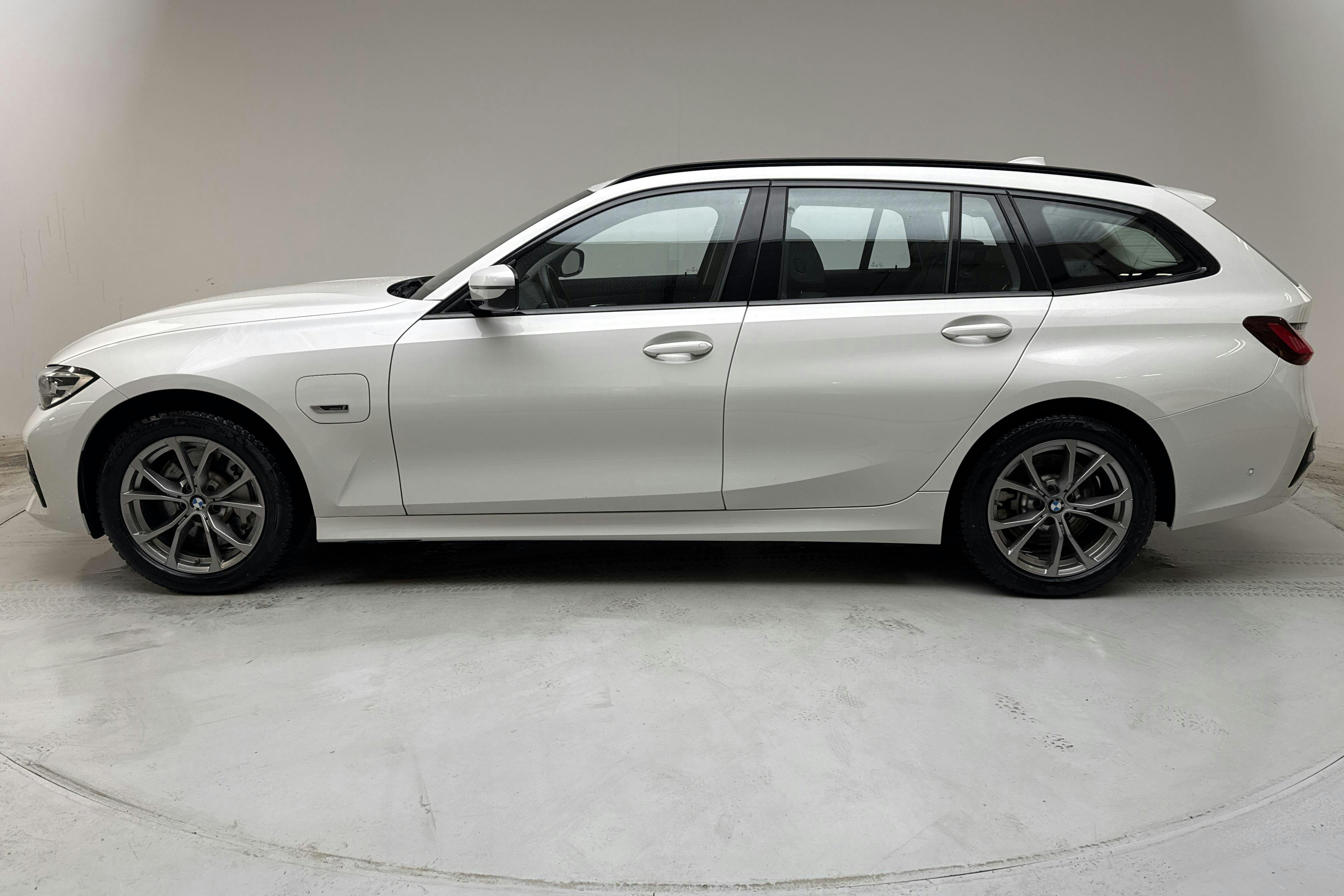 Presentation photo 2 of 16: BMW 330e xDrive Touring, G21 (292hk) - 42 190 km - Automatic - white - 2022