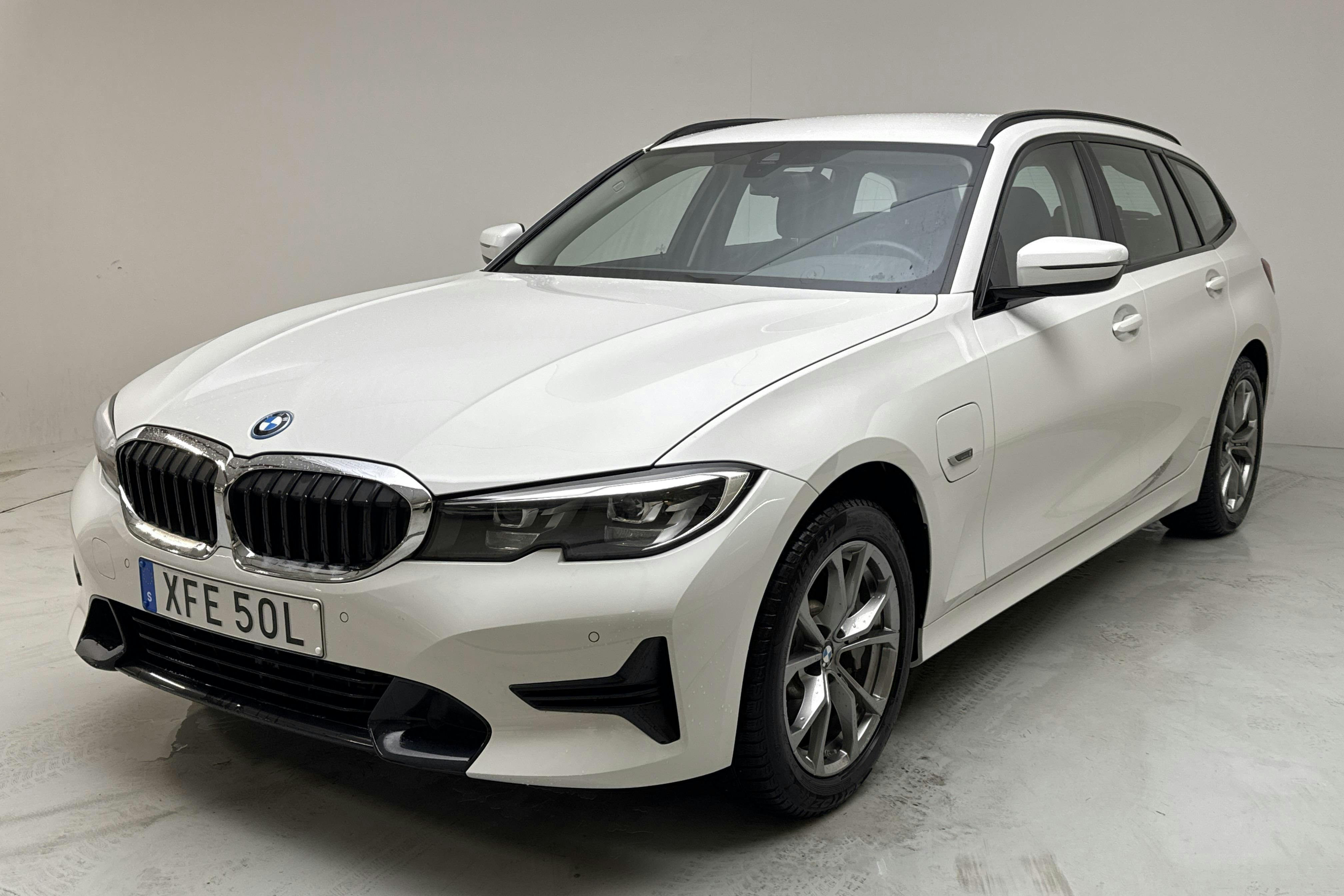 Presentation photo 1 of 16: BMW 330e xDrive Touring, G21 (292hk) - 42 190 km - Automatic - white - 2022