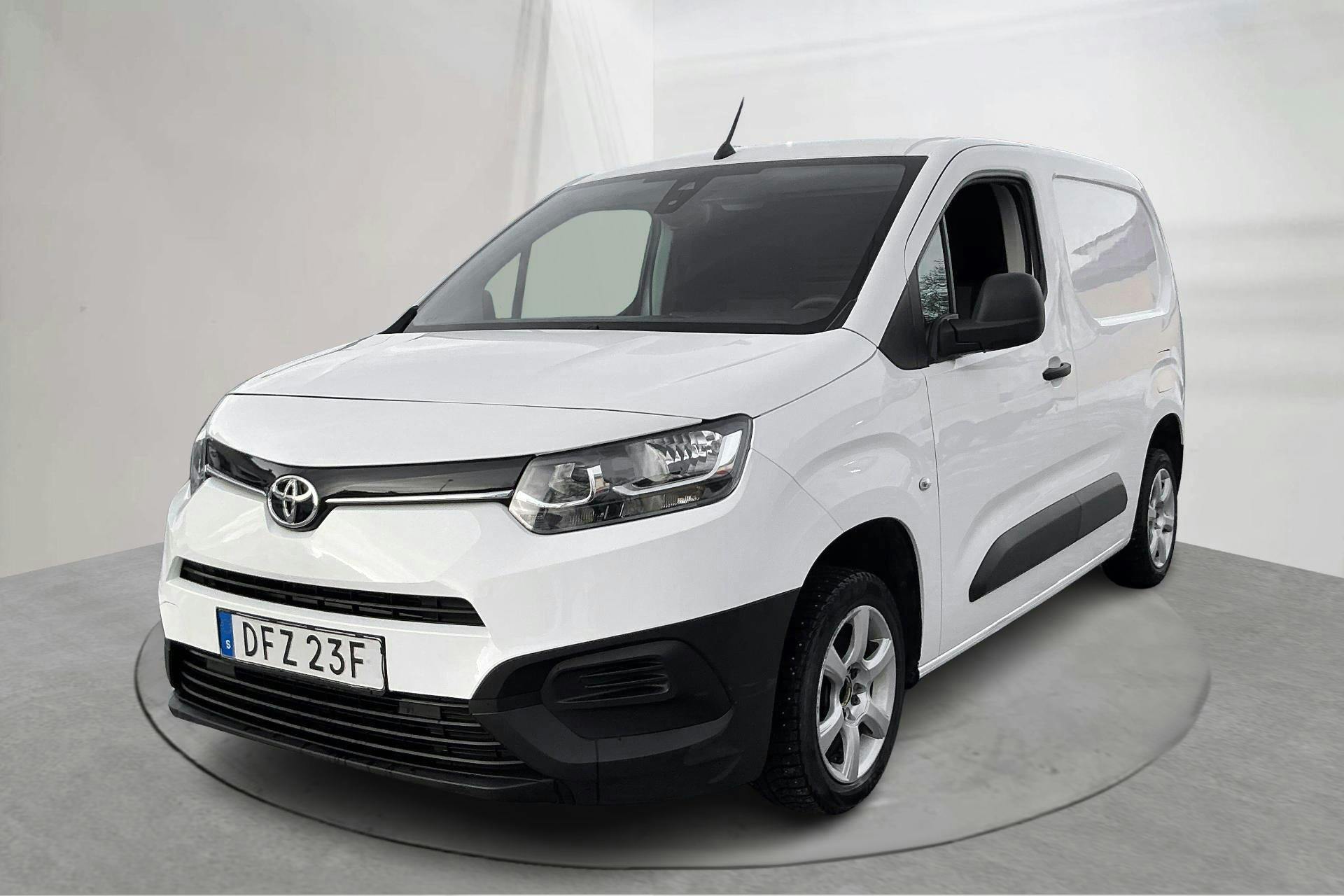 Presentationsfoto 1 av 14: Toyota ProAce City 1.2T (110hk) - 23 546 mil - Manuell - vit - 2021