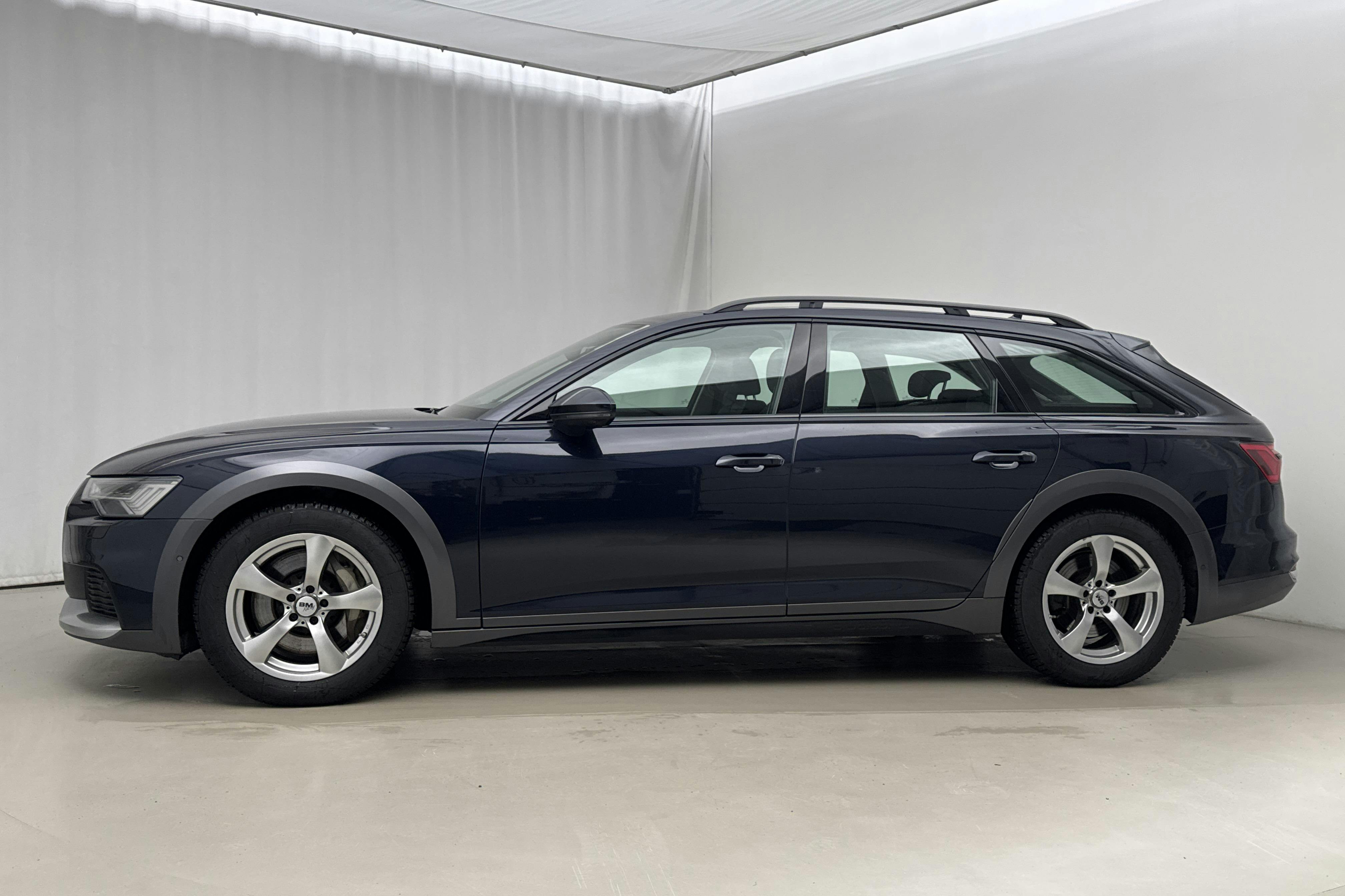 Presentationsfoto 2 av 25: Audi A6 Allroad 55 TDI quattro (349hk) - 15 602 mil - Automat - blå - 2020