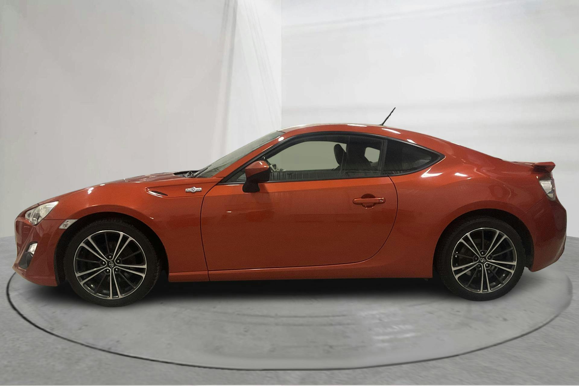 Præsentationsfoto 2 af 15: Toyota GT86 (200hk) - 183 590 kilometer - Manuel - Orange farve - 2012