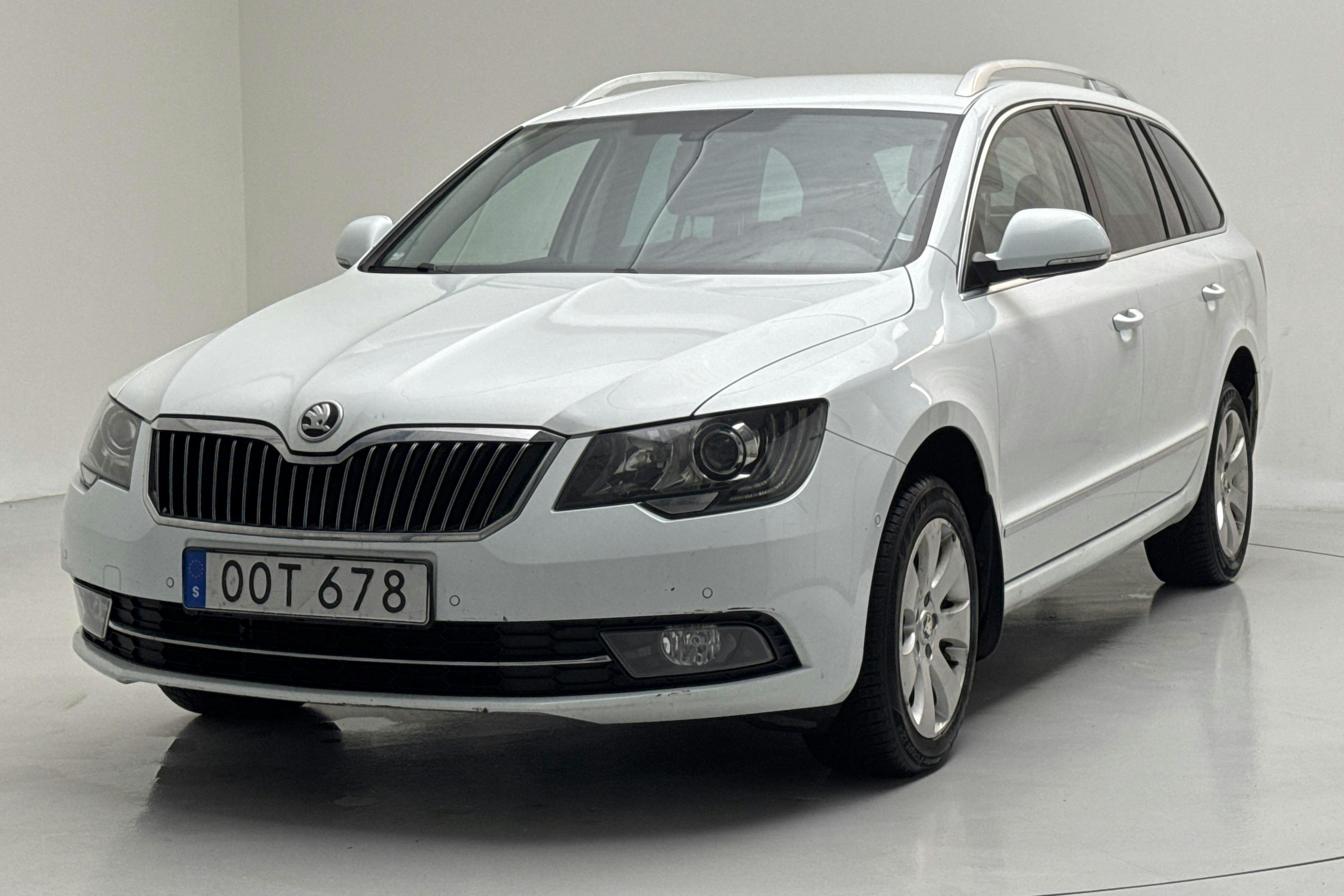 Presentationsfoto 1 av 12: Skoda Superb 2.0 TDI 4x4 Kombi (170hk) - 21 830 mil - Automat - vit - 2015