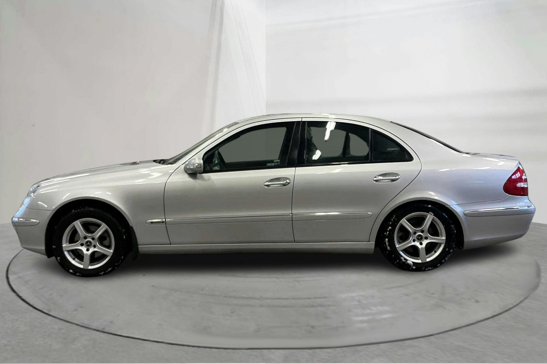 Presentationsfoto 2 av 14: Mercedes E 240 W211 (177hk) - 9 857 mil - Automat - Light Grey - 2002