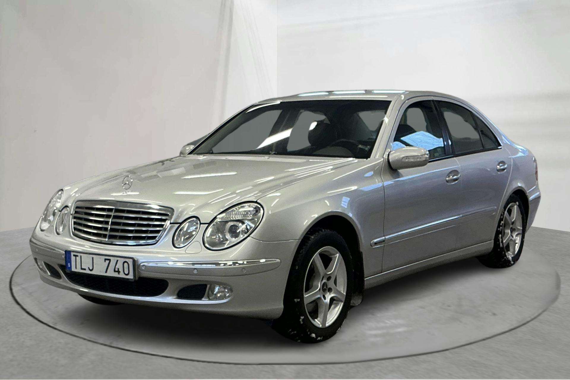 Presentationsfoto 1 av 14: Mercedes E 240 W211 (177hk) - 9 857 mil - Automat - Light Grey - 2002