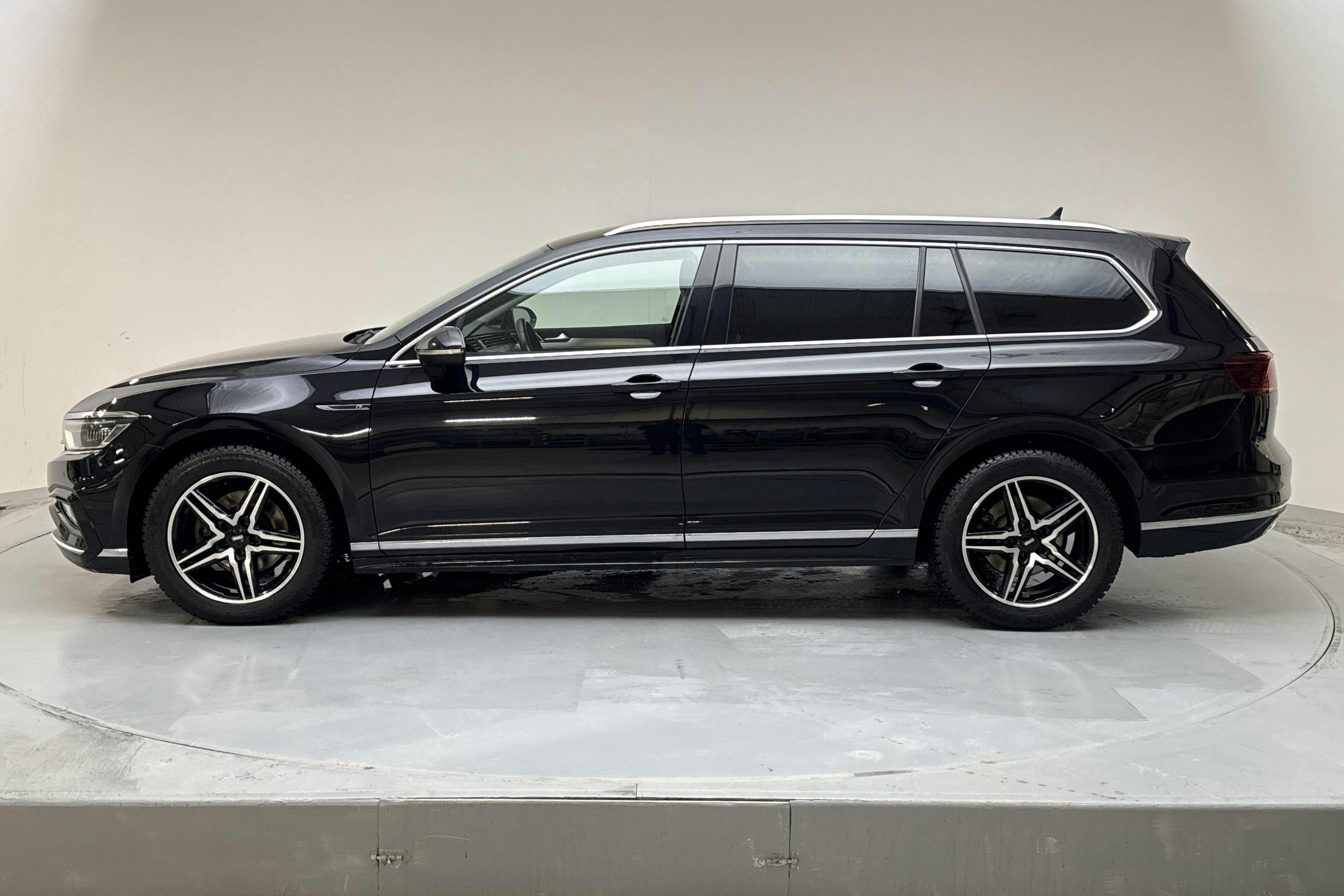 Presentation photo 2 of 17: VW Passat 2.0 TDI Sportscombi 4MOTION (190hk) - 114 930 km - Automatic - black - 2020