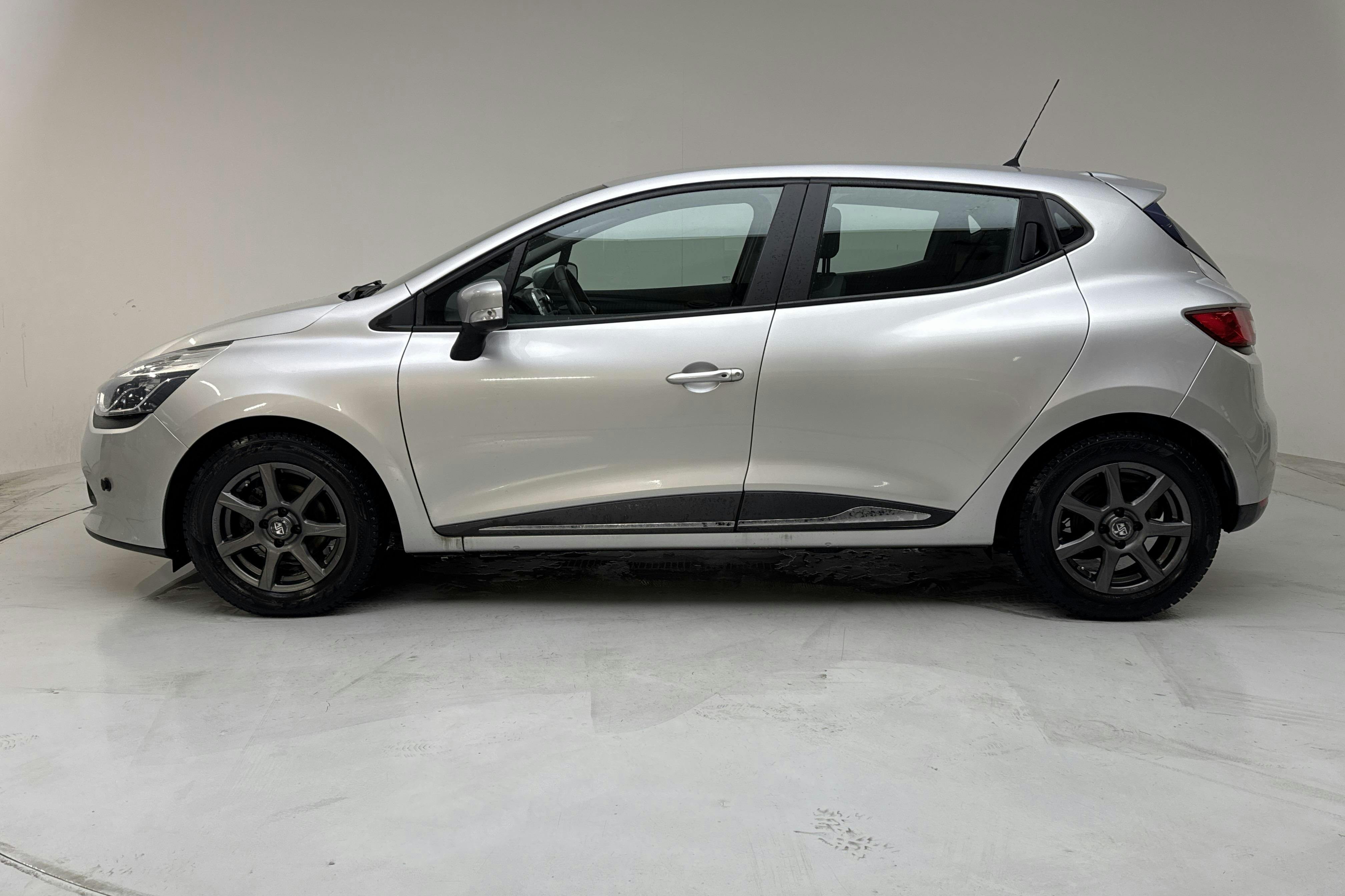 Presentationsfoto 2 av 13: Renault Clio IV 0.9 TCe 90 5dr (90hk) - 4 417 mil - Manuell - silver - 2016