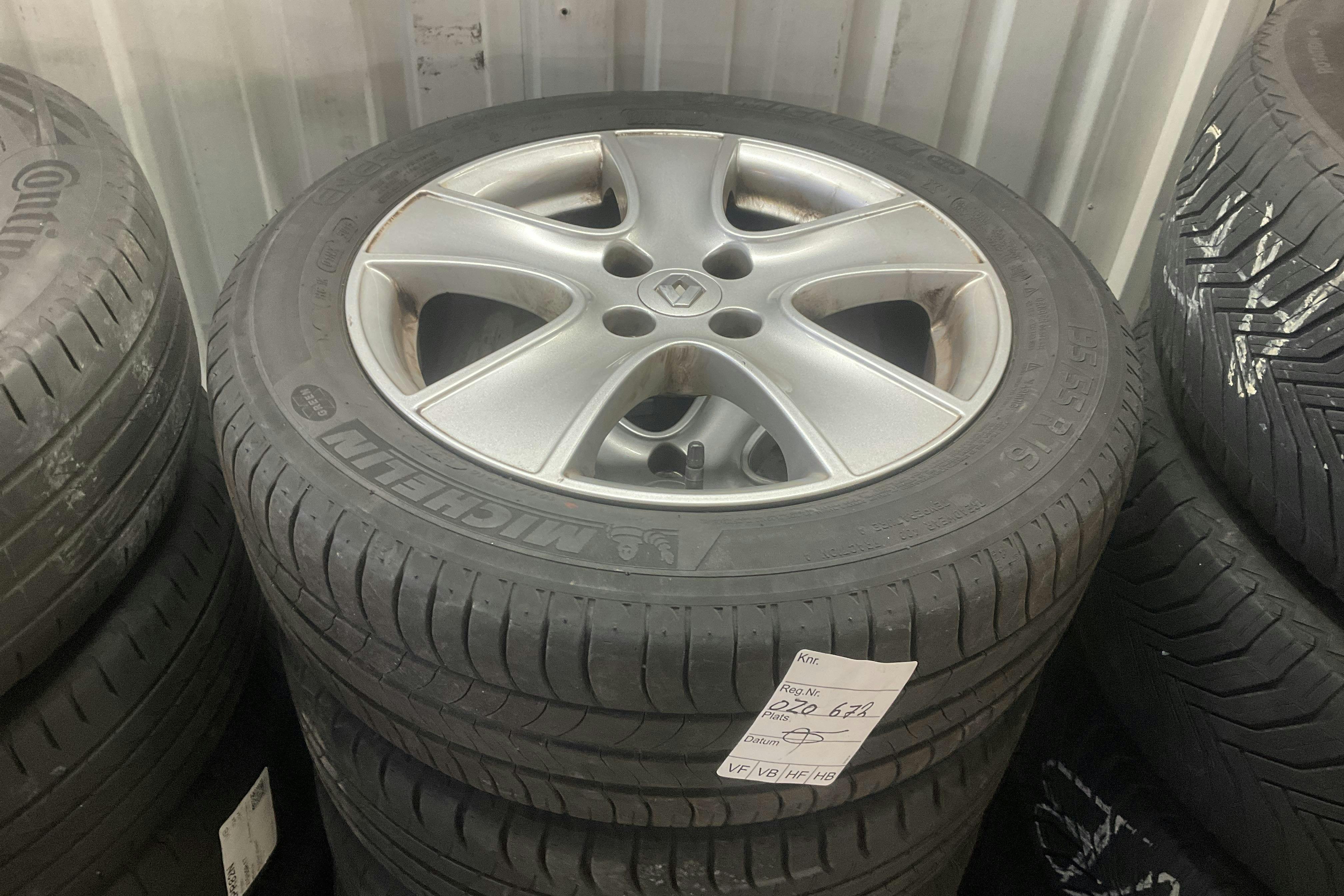 Presentationsfoto 13 av 13: Renault Clio IV 0.9 TCe 90 5dr (90hk) - 4 417 mil - Manuell - silver - 2016