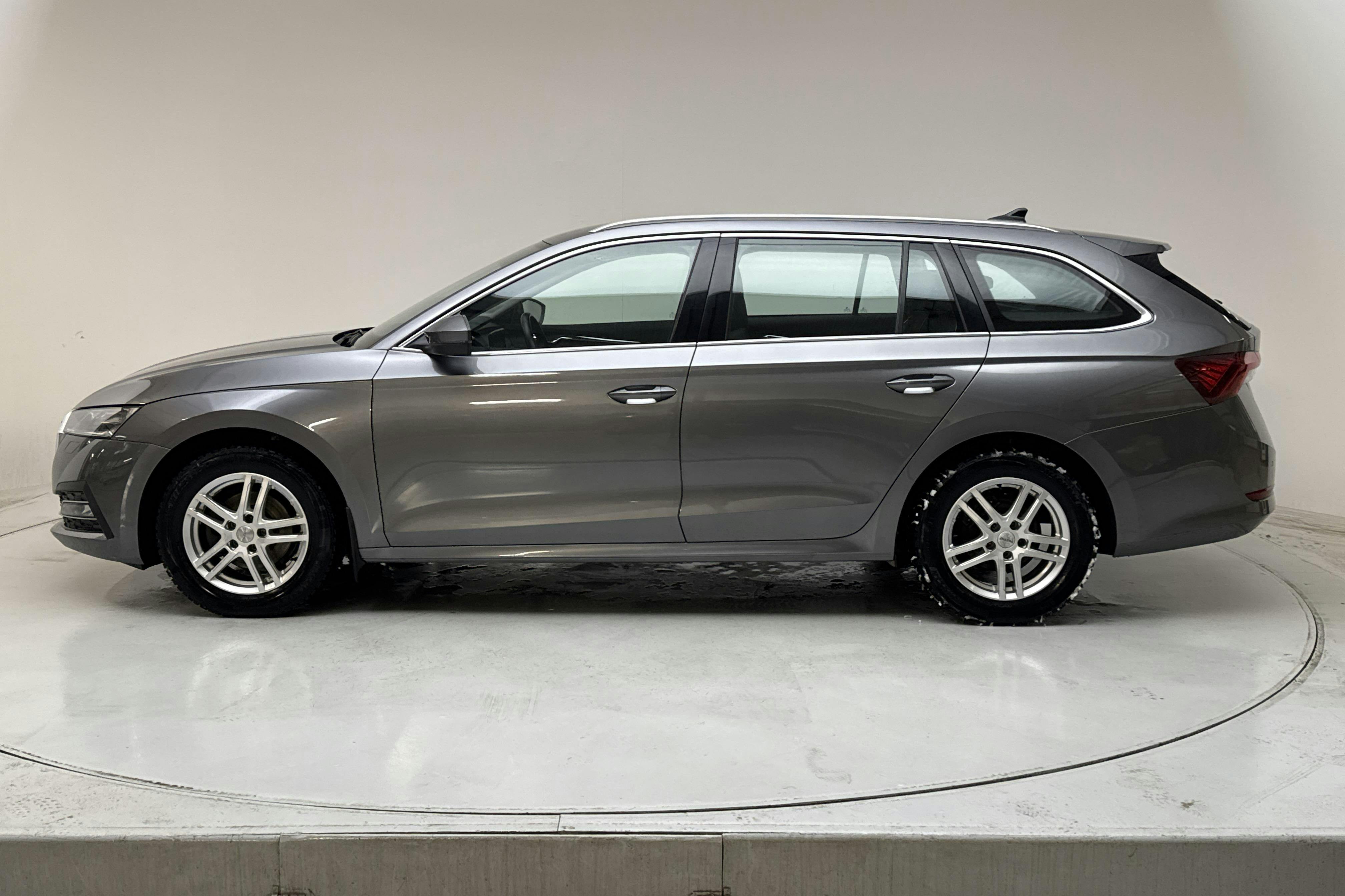 Presentation photo 2 of 16: Skoda Octavia TSI e-Tec mHEV Combi (110hk) - 63 460 km - Automatic - gray - 2022