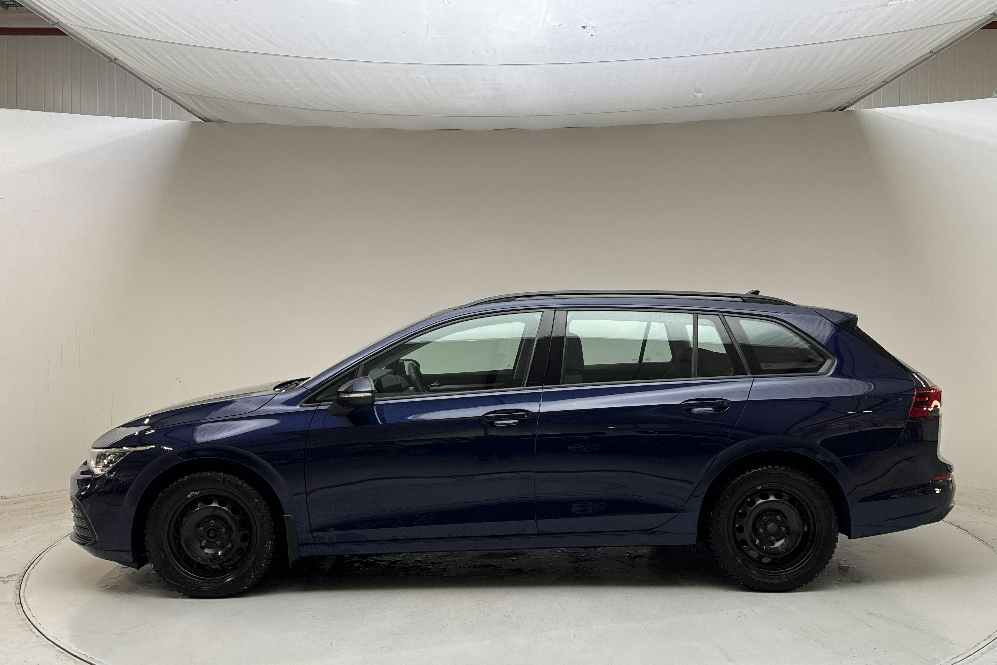 Presentation photo 2 of 12: VW Golf VIII 1.5 TGI Sportscombi (130hk) - 17 130 km - Automatic - Dark Blue - 2021