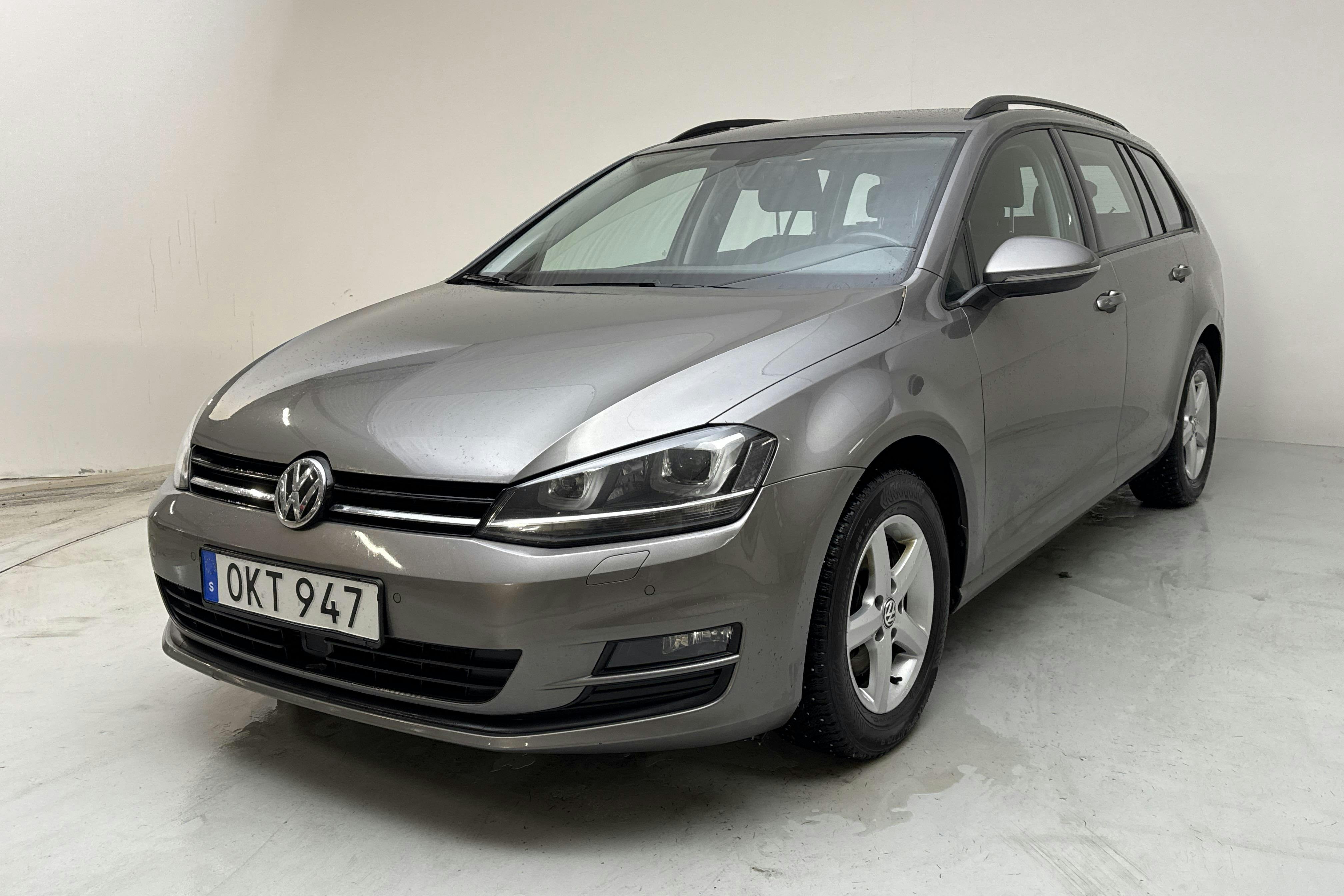 Presentationsfoto 1 av 14: VW Golf VII 1.6 TDI BlueMotion Sportscombi (110hk) - 10 508 mil - Automat - grå - 2017