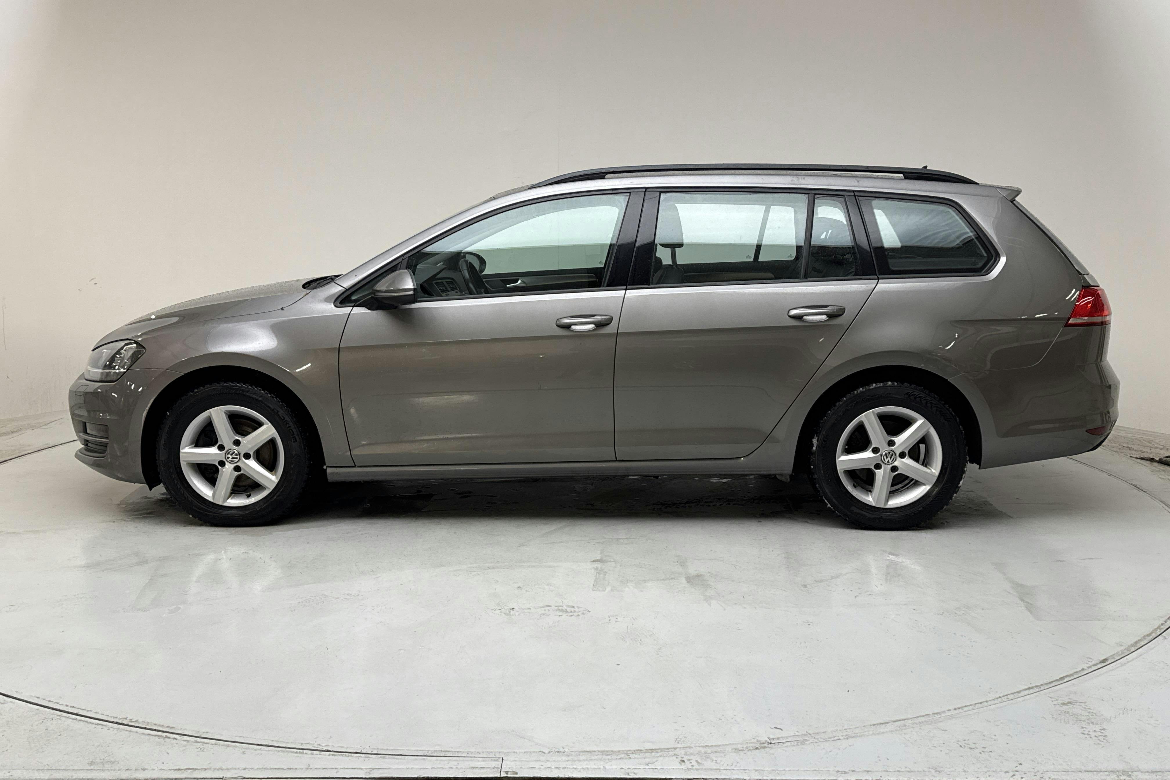 Presentationsfoto 2 av 14: VW Golf VII 1.6 TDI BlueMotion Sportscombi (110hk) - 10 508 mil - Automat - grå - 2017