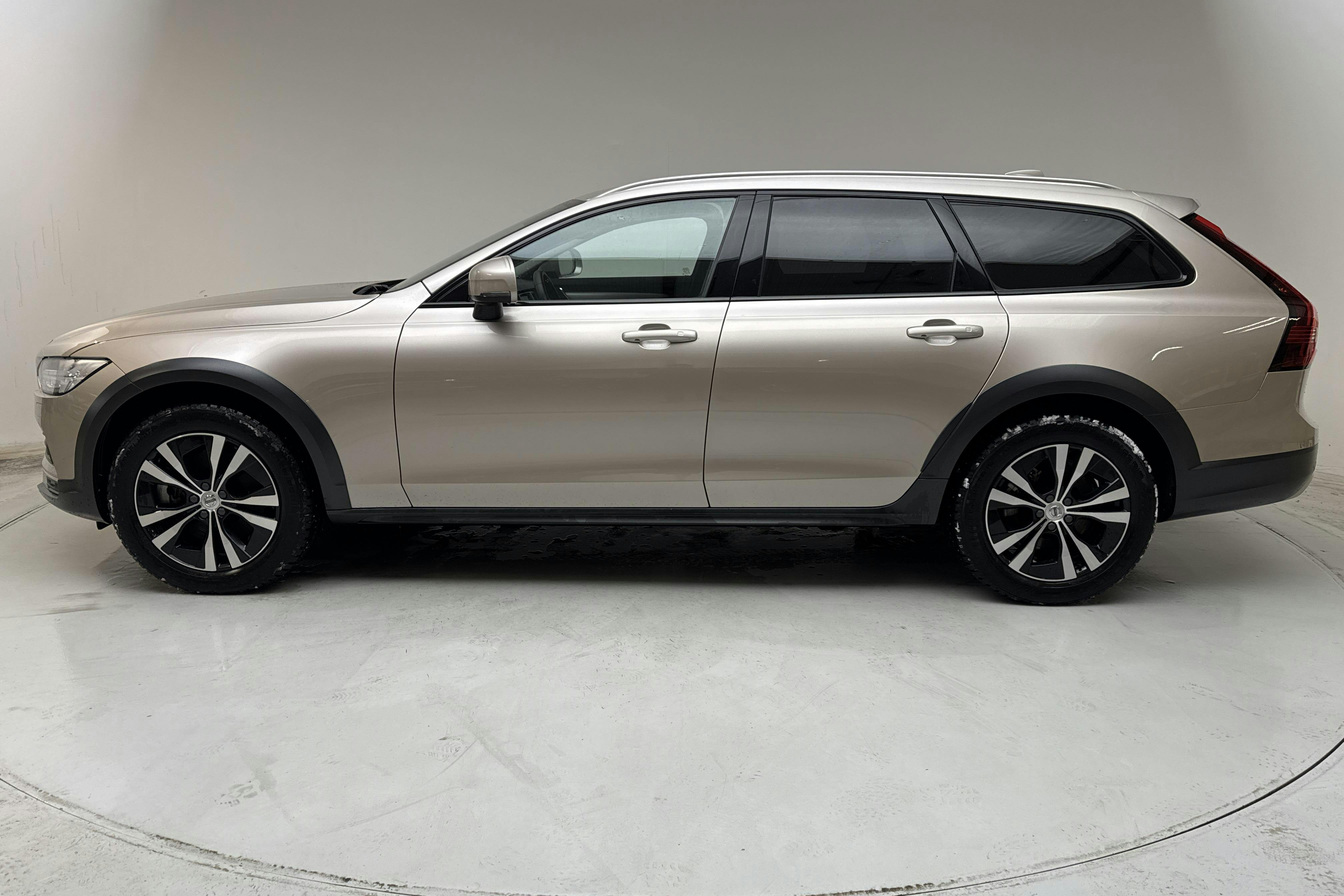 Zdjęcie prezentacyjne 2 z 14: Volvo V90 B4 Cross Country AWD Mildhybrid, Diesel (197hk) - 121 470 km - Automatyczna - Light Grey - 2023