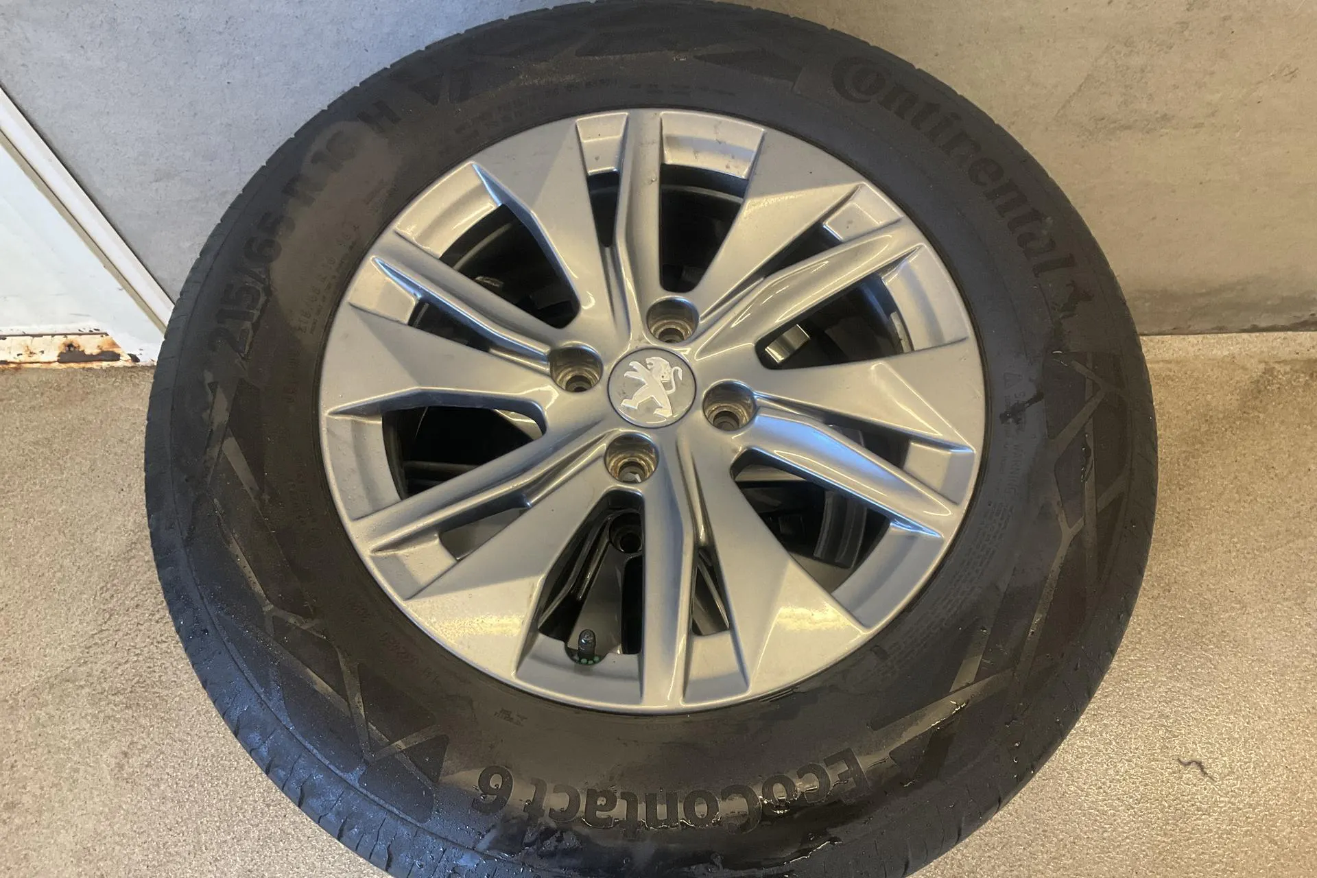 Presentation photo 14 of 14: Peugeot e-2008 50kWh (136hk) - 64 410 km - Automatic - gray - 2020