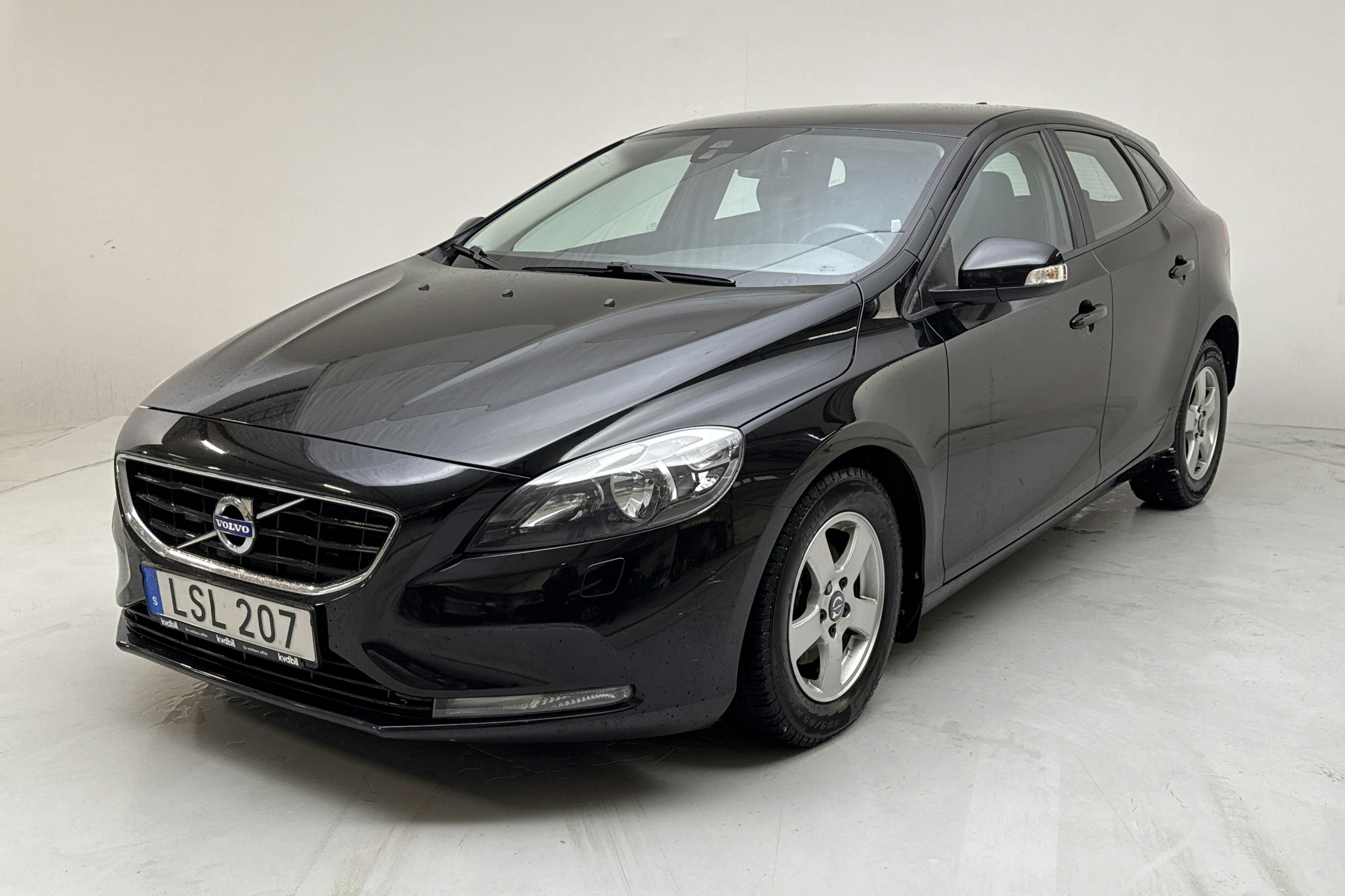 Presentationsfoto 1 av 12: Volvo V40 D2 (115hk) - 13 980 mil - Manuell - svart - 2015